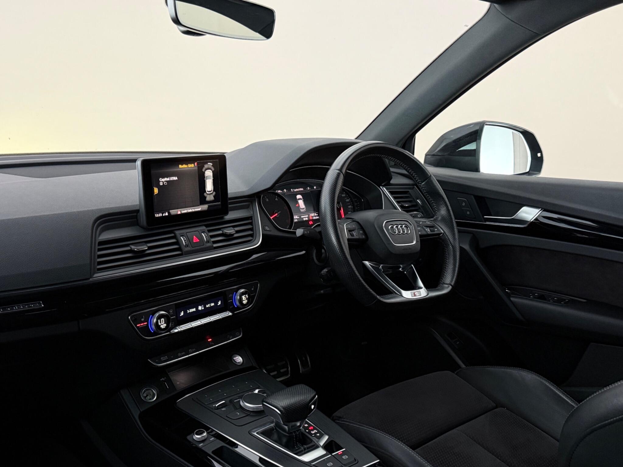 Audi Q5 view 4