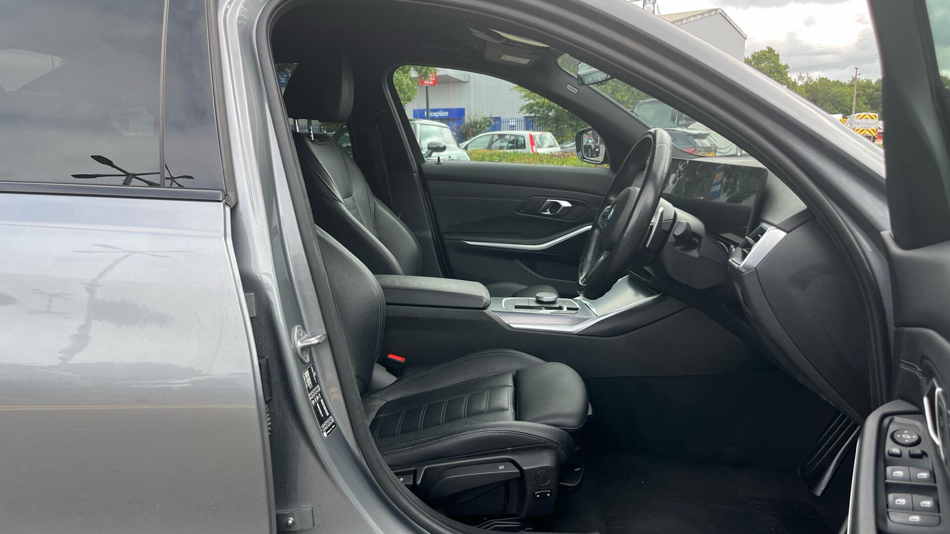 BMW 3 Series view 11