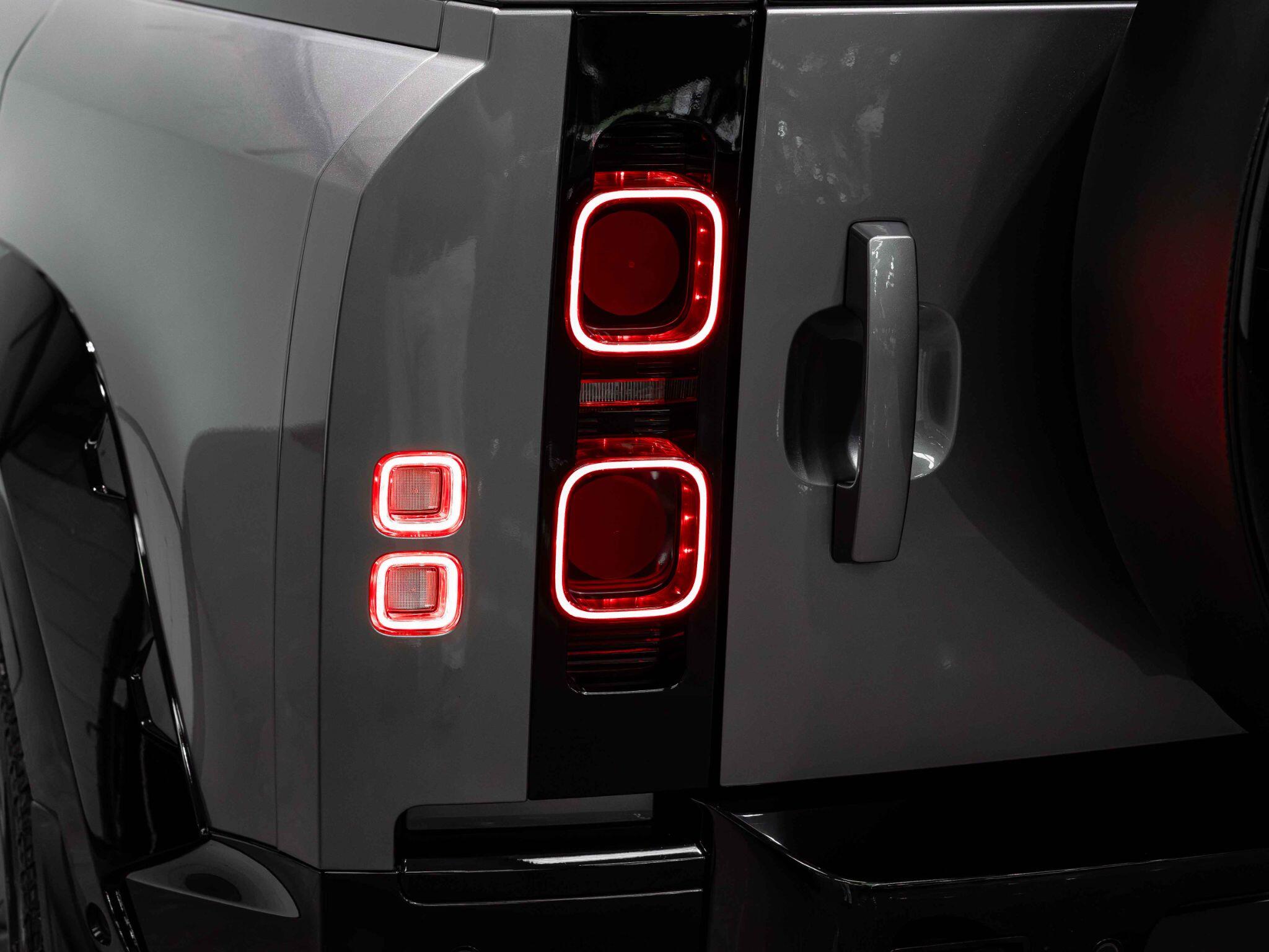 Land Rover Defender 110 view 17