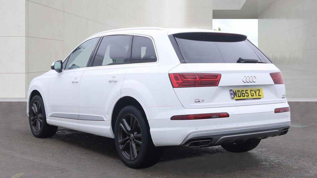 Audi Q7 view 4