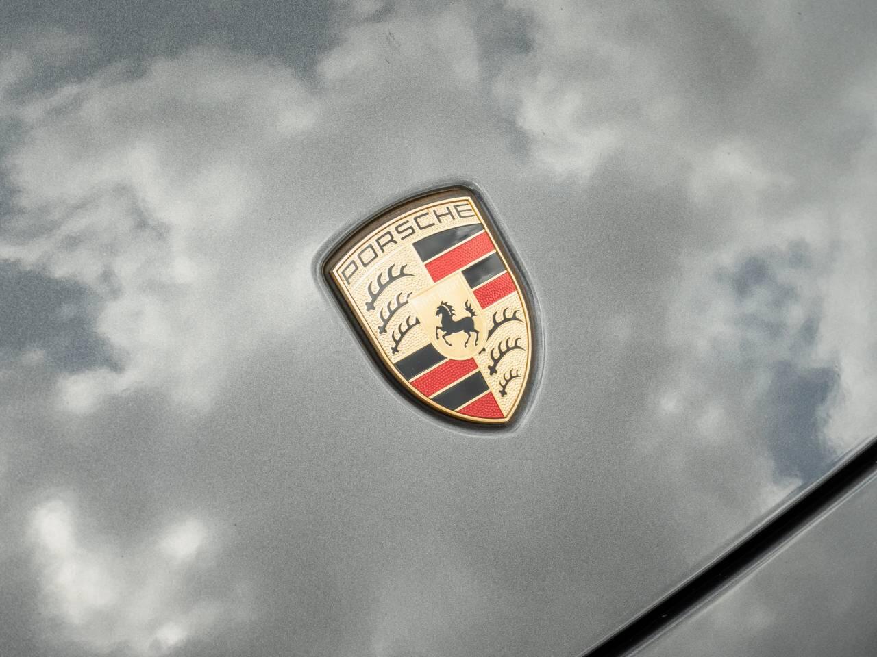 Porsche 911 view 40