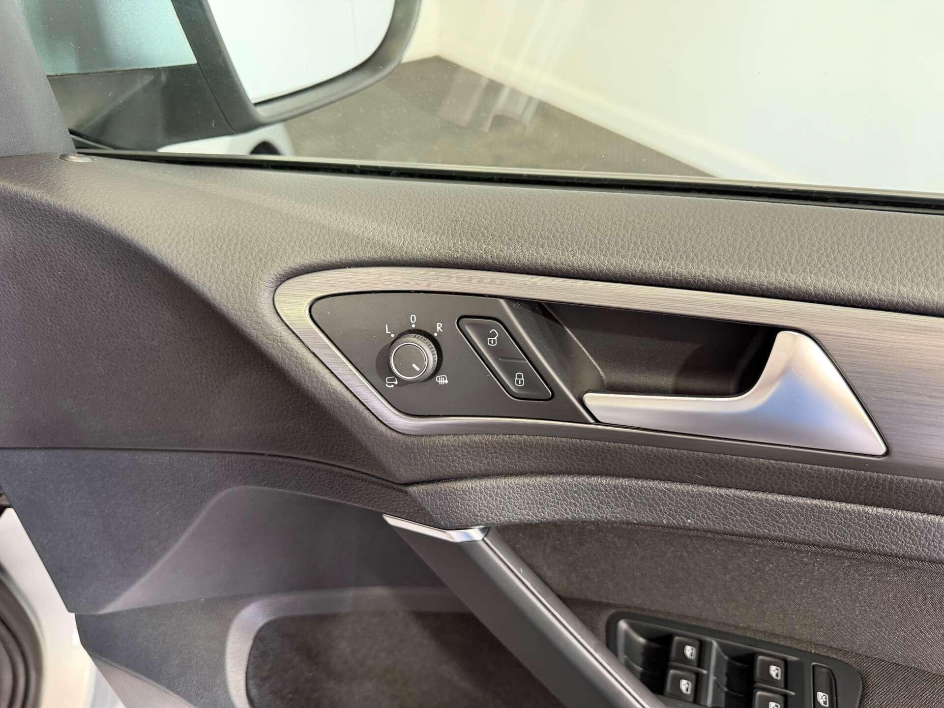 Volkswagen Golf view 20