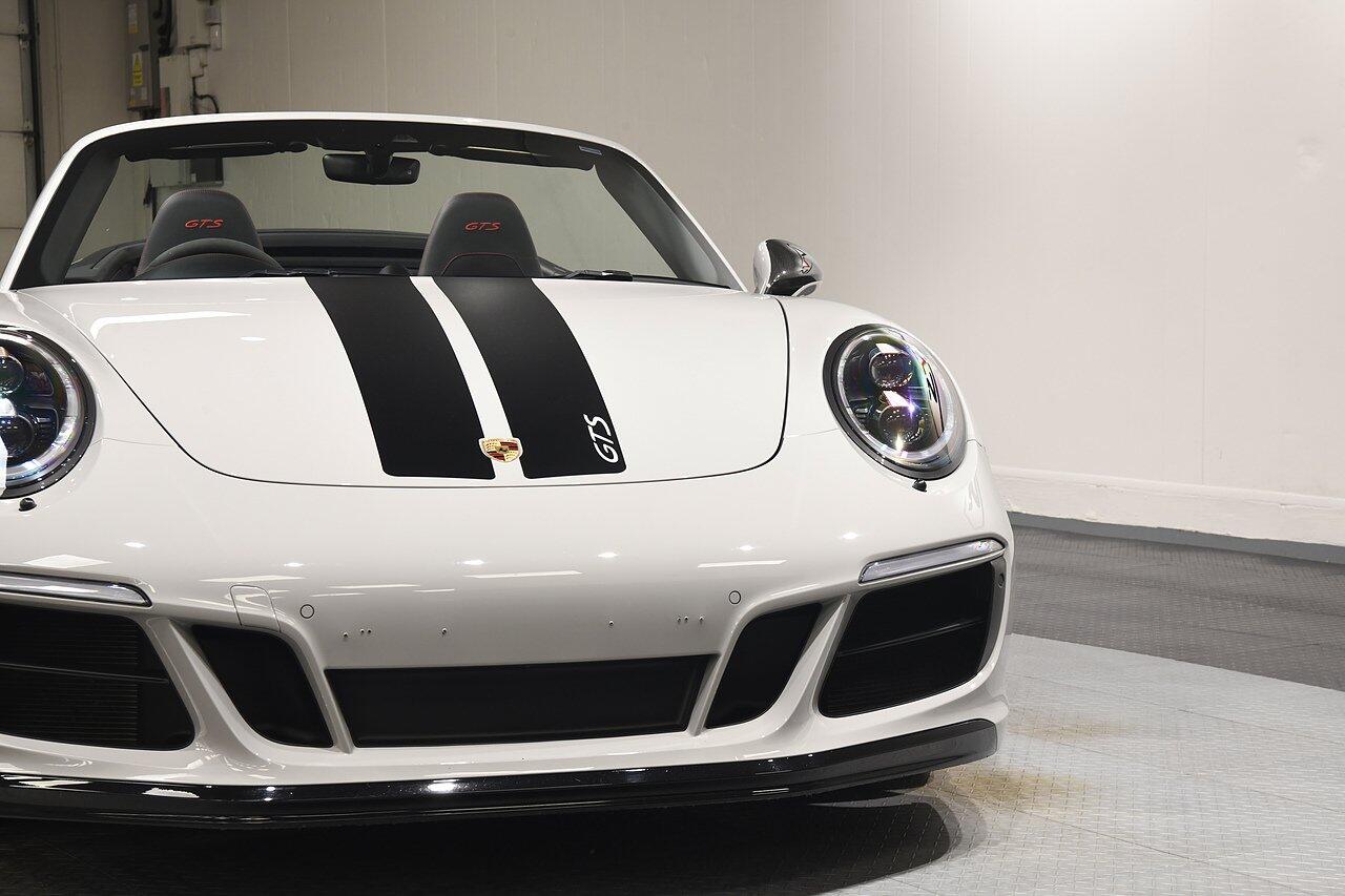 Porsche 911 view 33