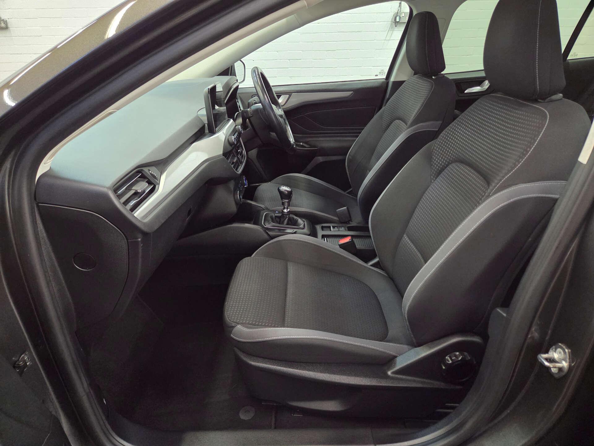 Ford Focus view 11