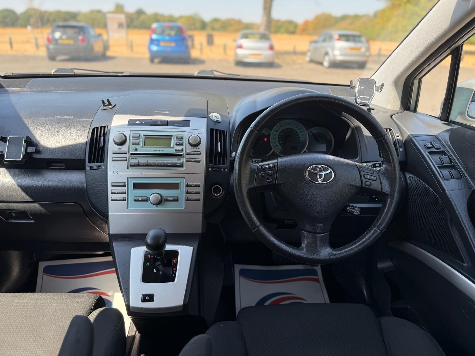 Toyota Corolla Verso view 22