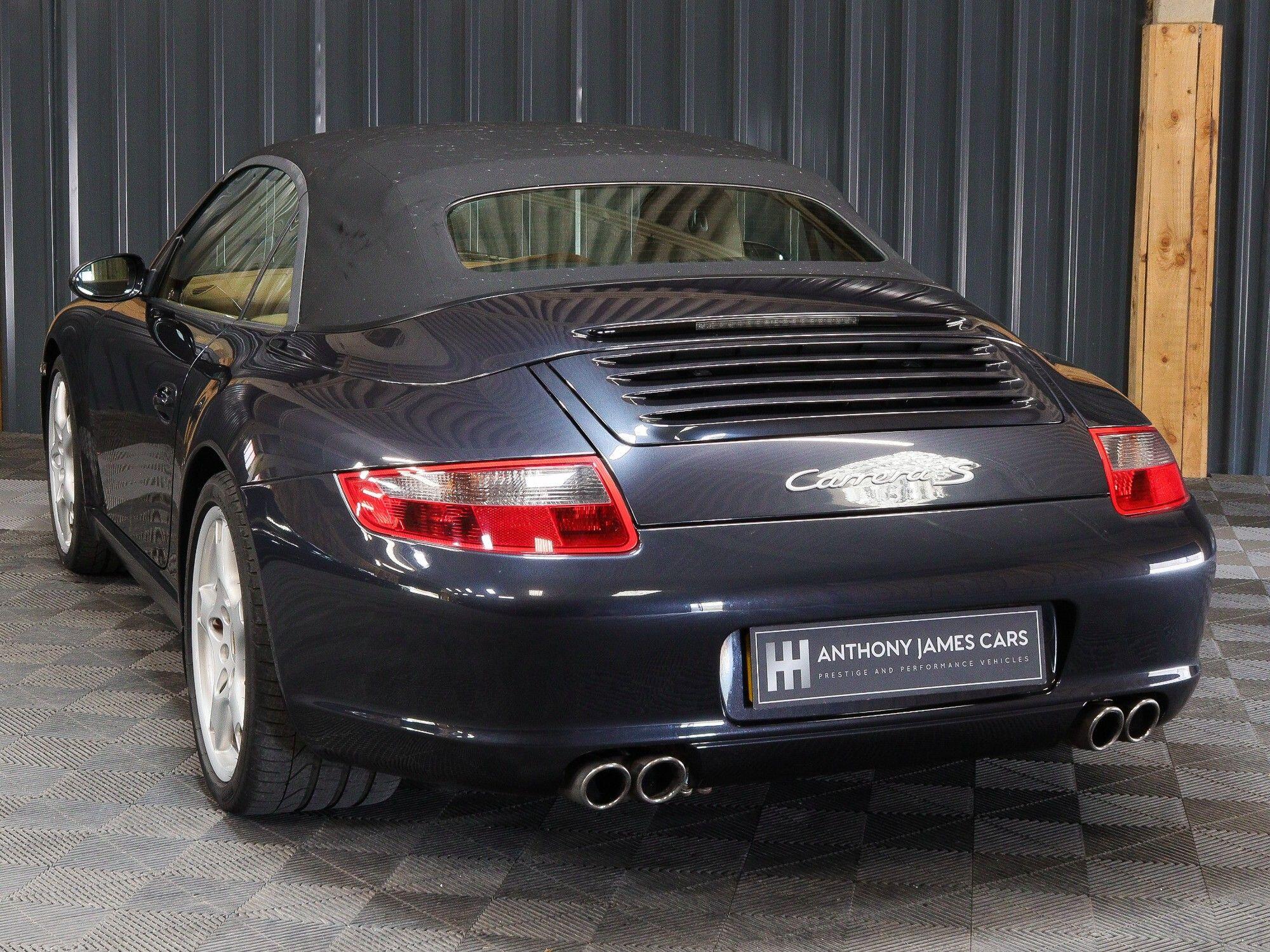 Porsche 911 view 4