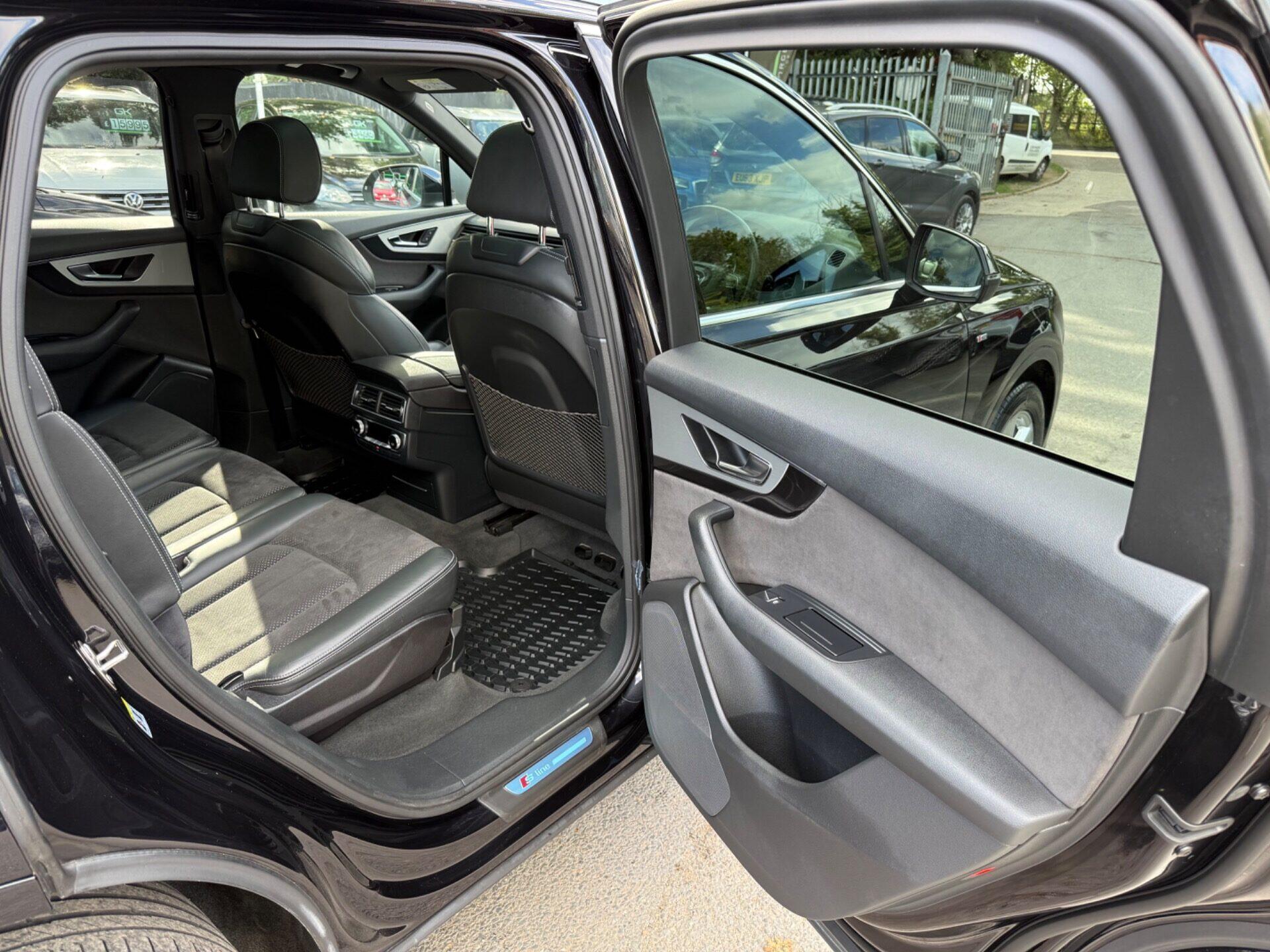 Audi Q7 view 32
