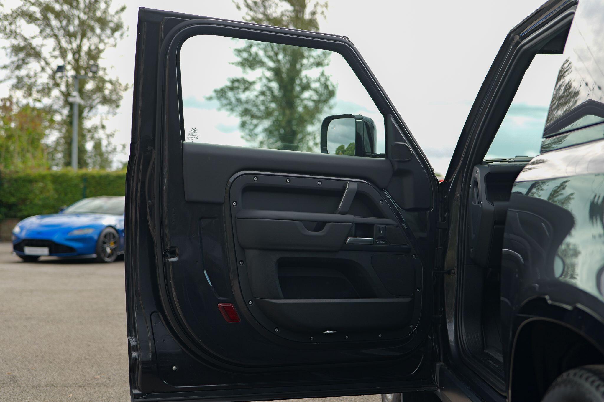 Land Rover Defender 90 view 24