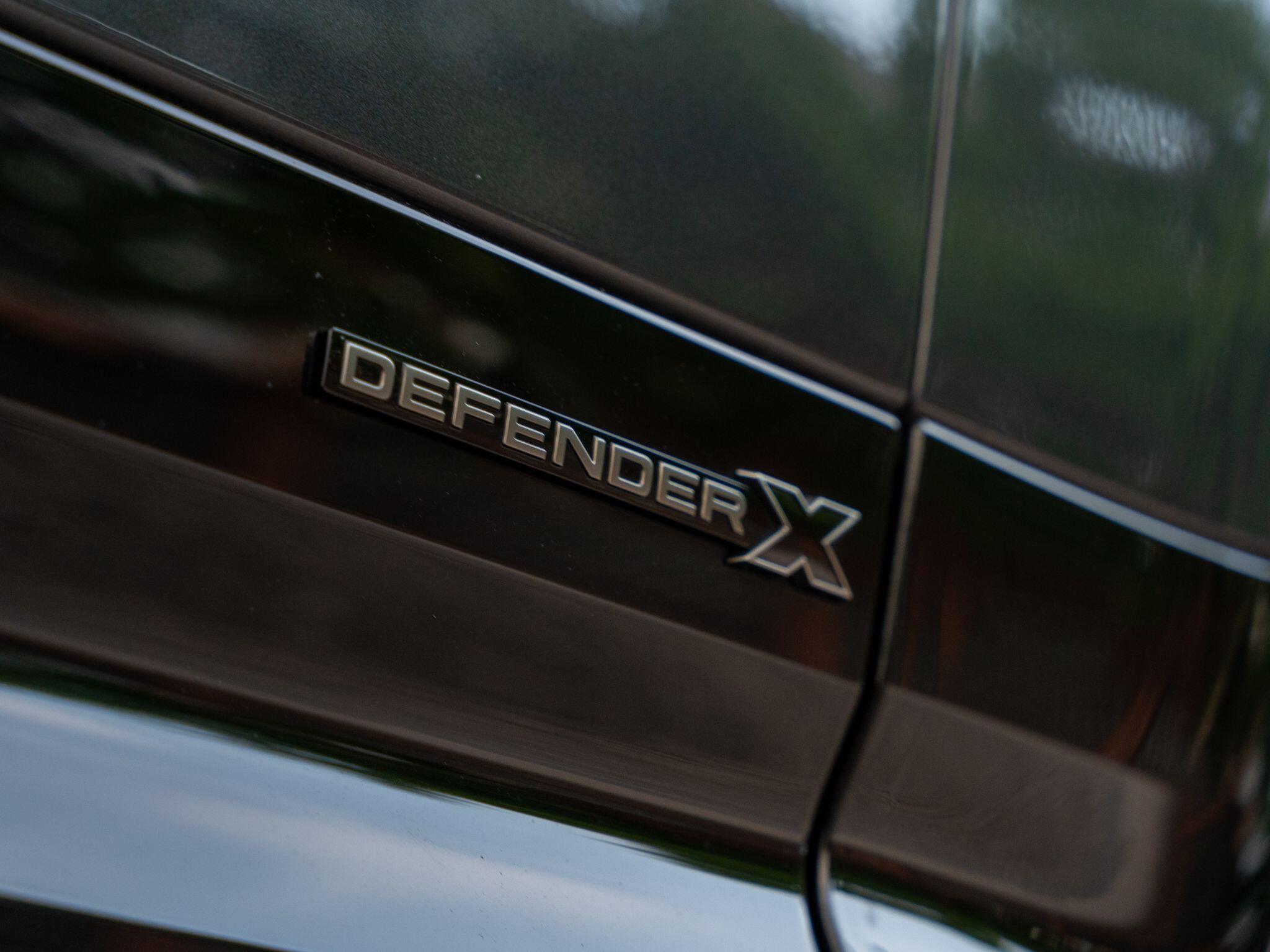 Land Rover Defender 110 view 22