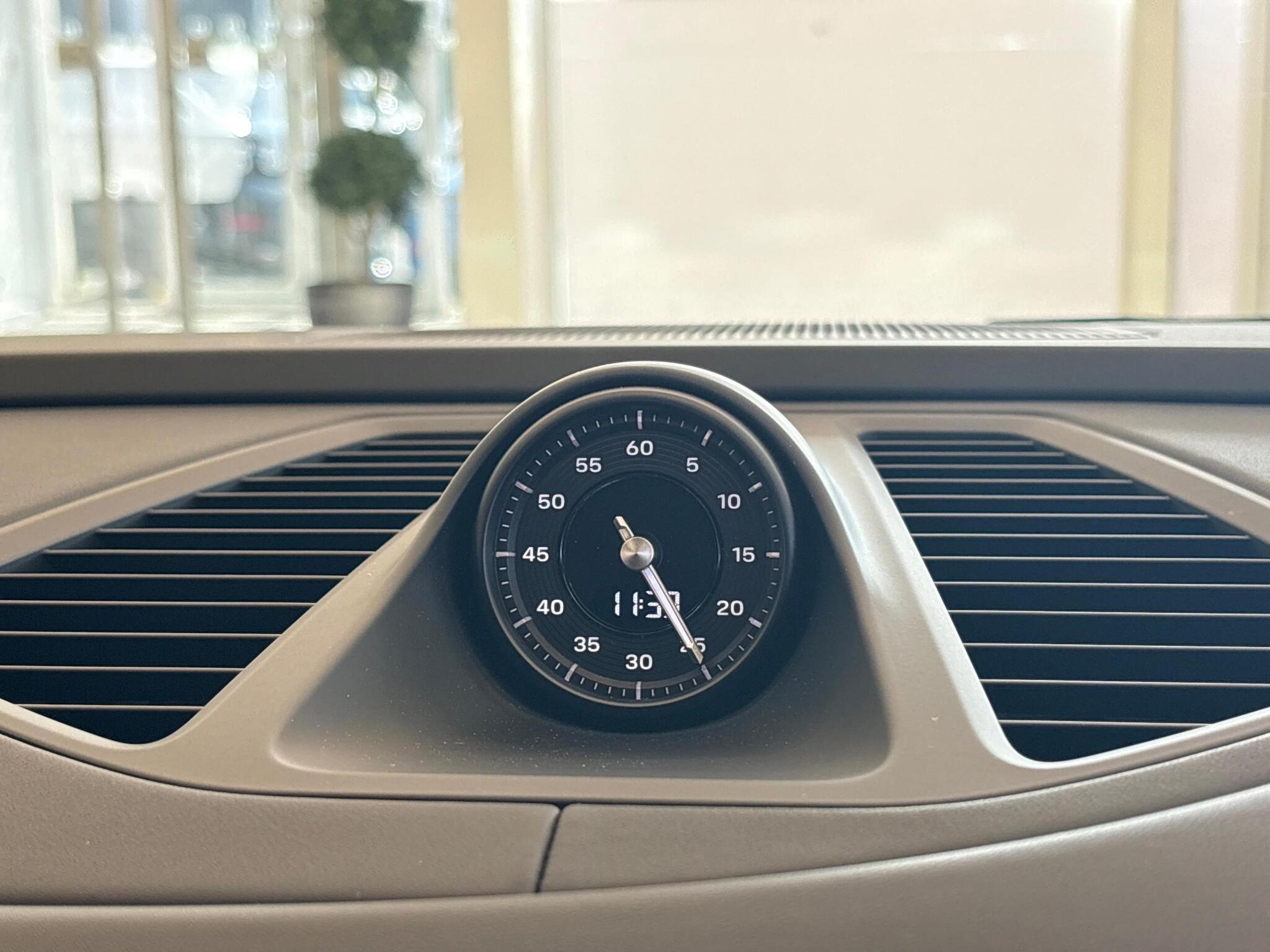 Porsche Macan view 18