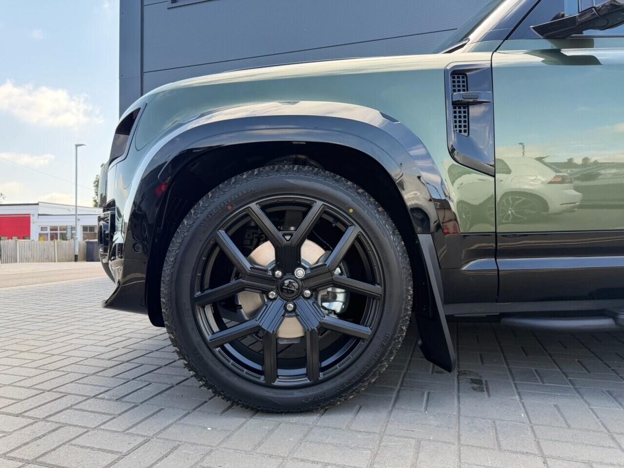 Land Rover Defender 110 view 11