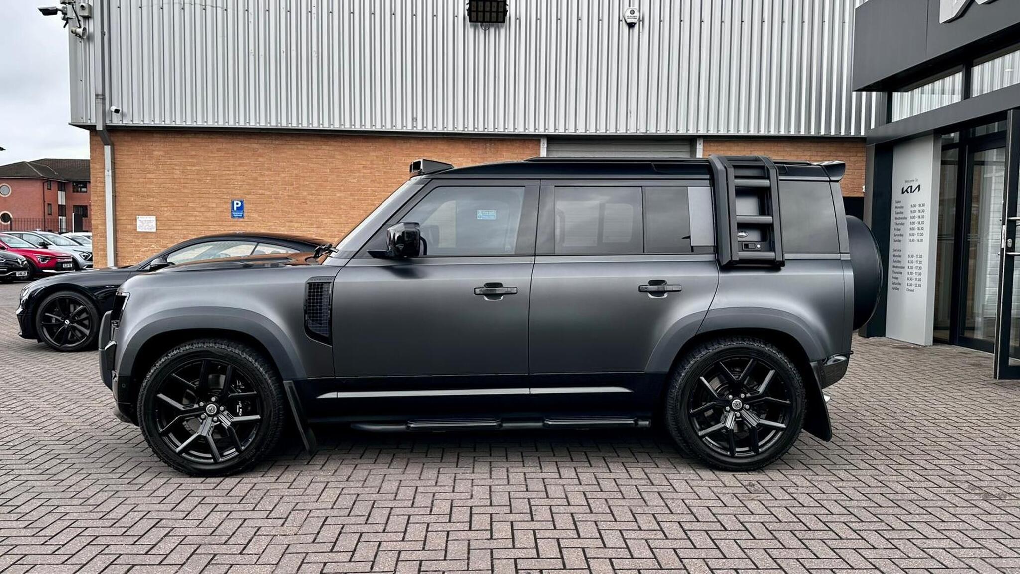 Land Rover Defender 110 view 25