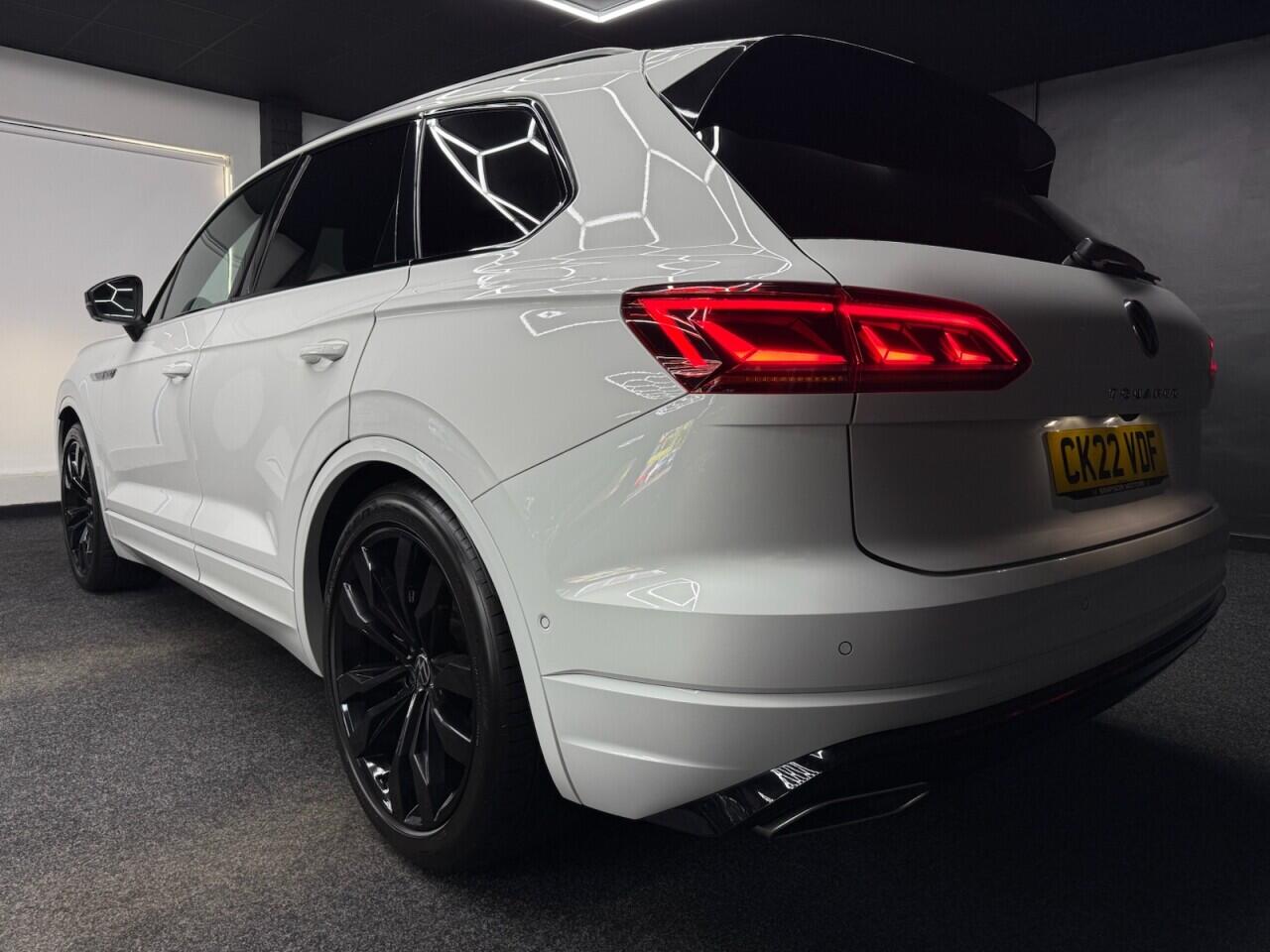 Volkswagen Touareg view 5