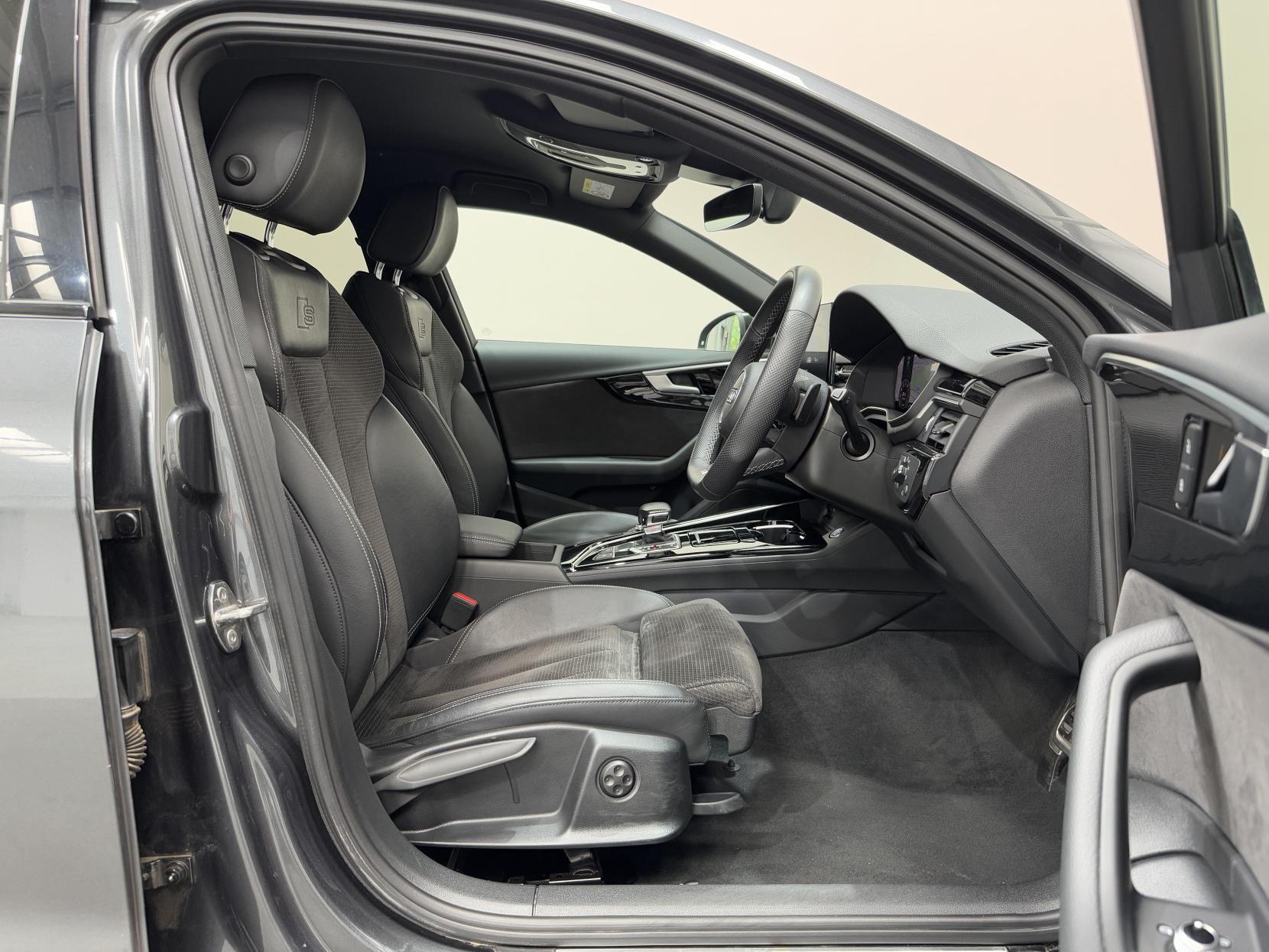 Audi A4 Avant view 19
