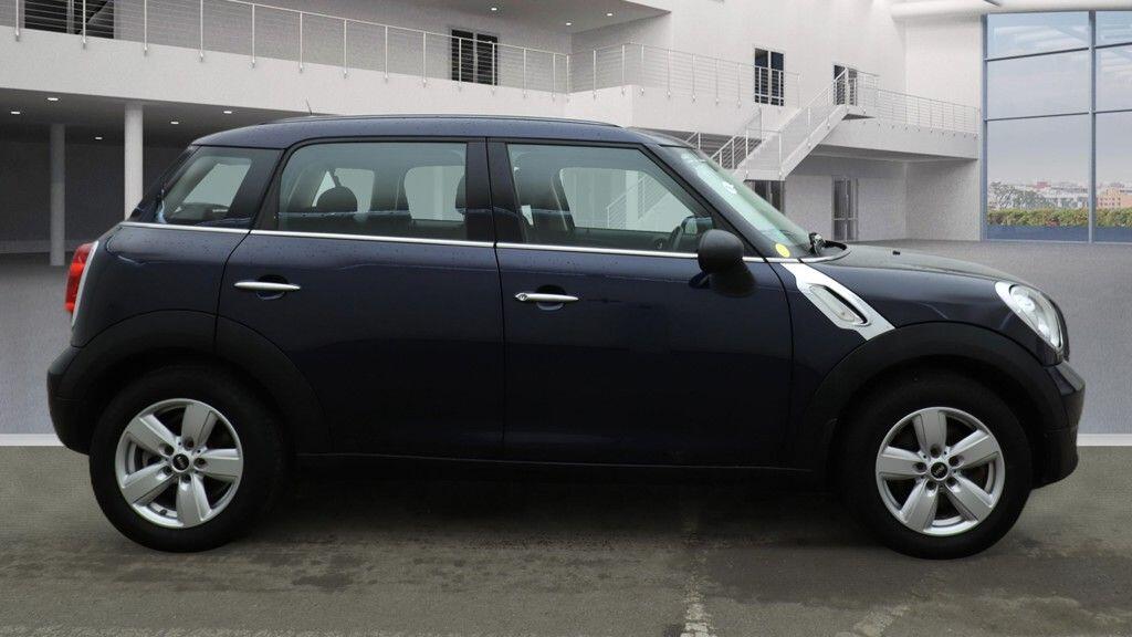 2016 MINI Countryman image 9