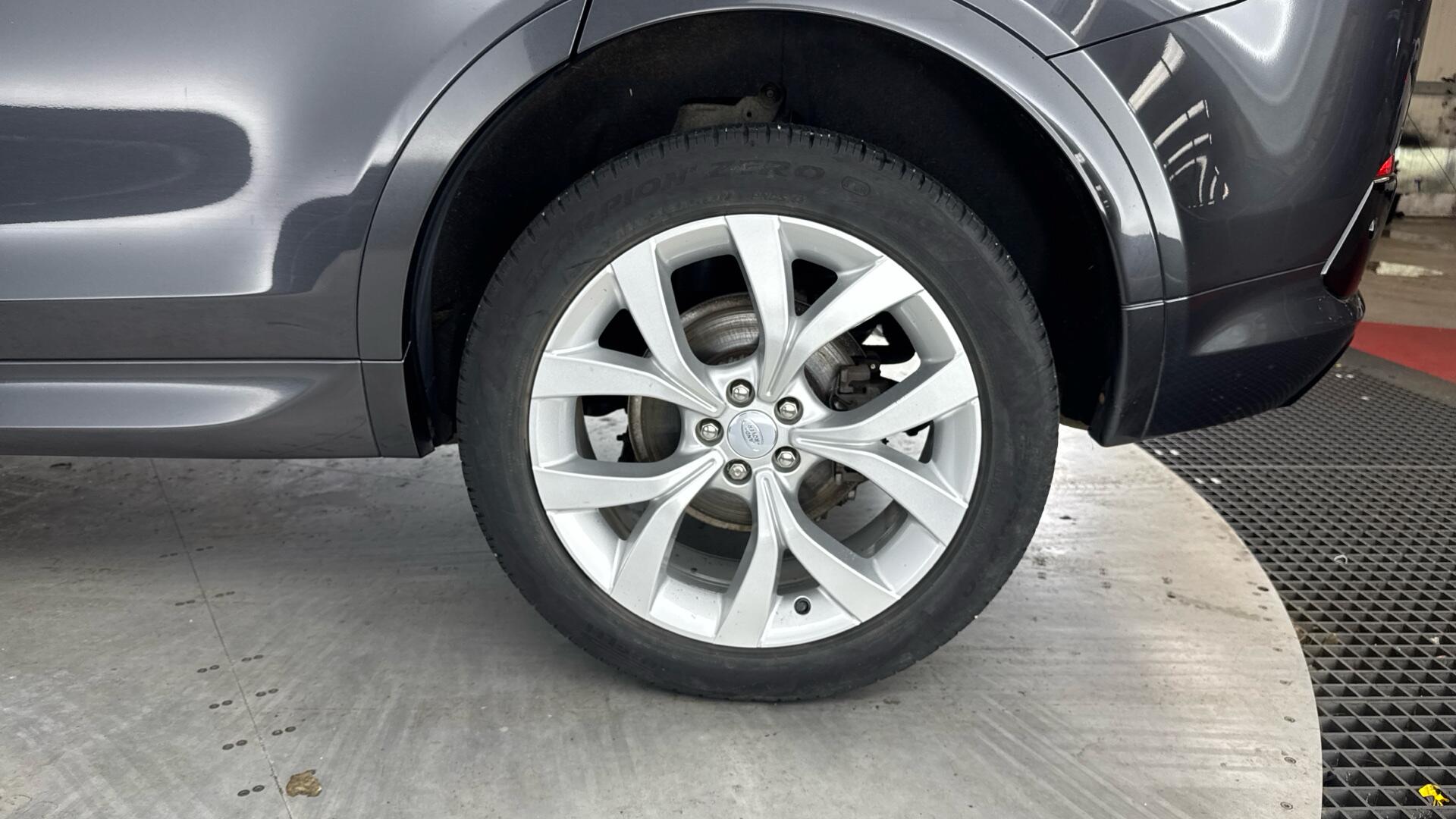 Land Rover Discovery Sport view 42