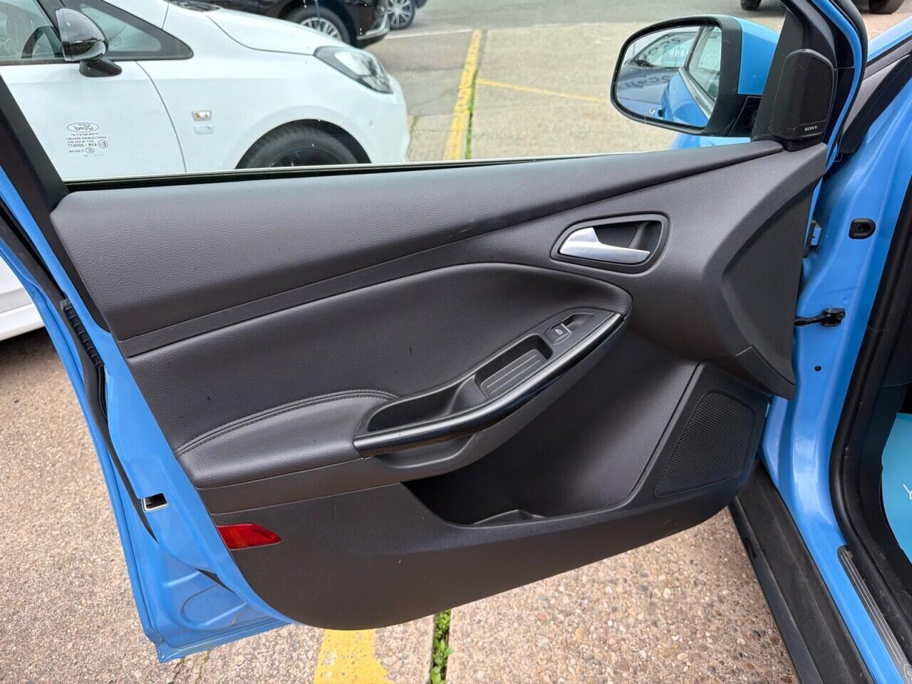 Ford Focus view 22