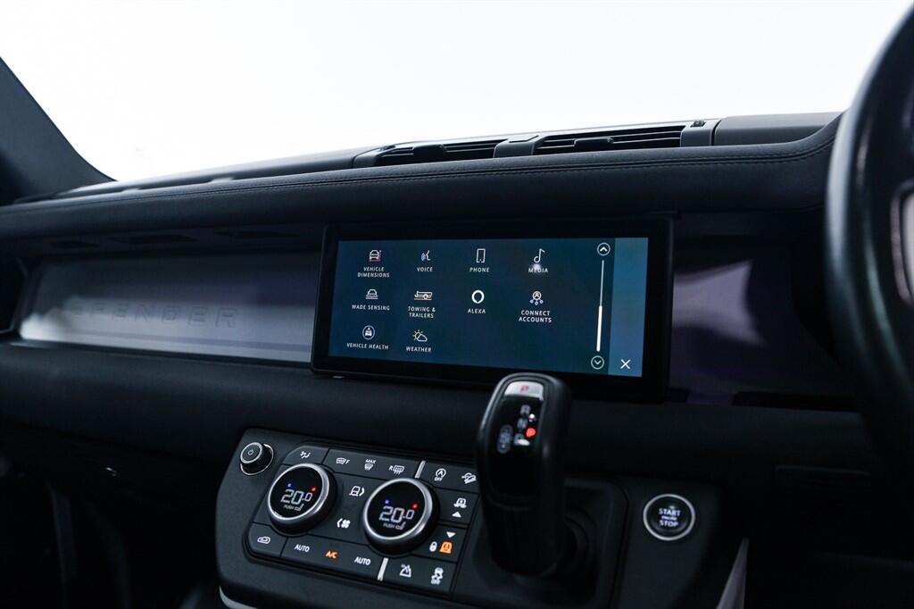 Land Rover Defender view 24