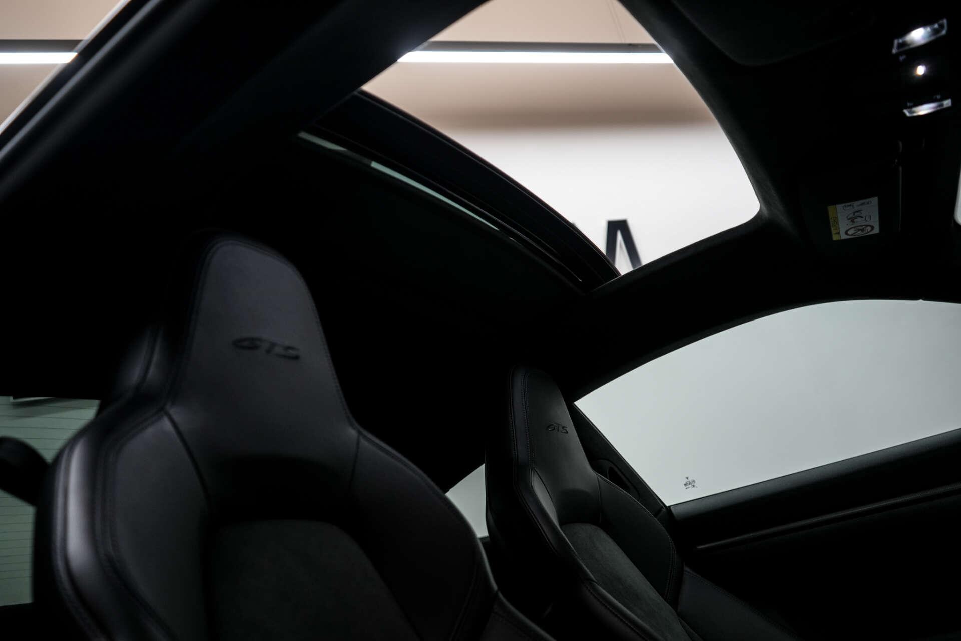 Porsche 911 view 30