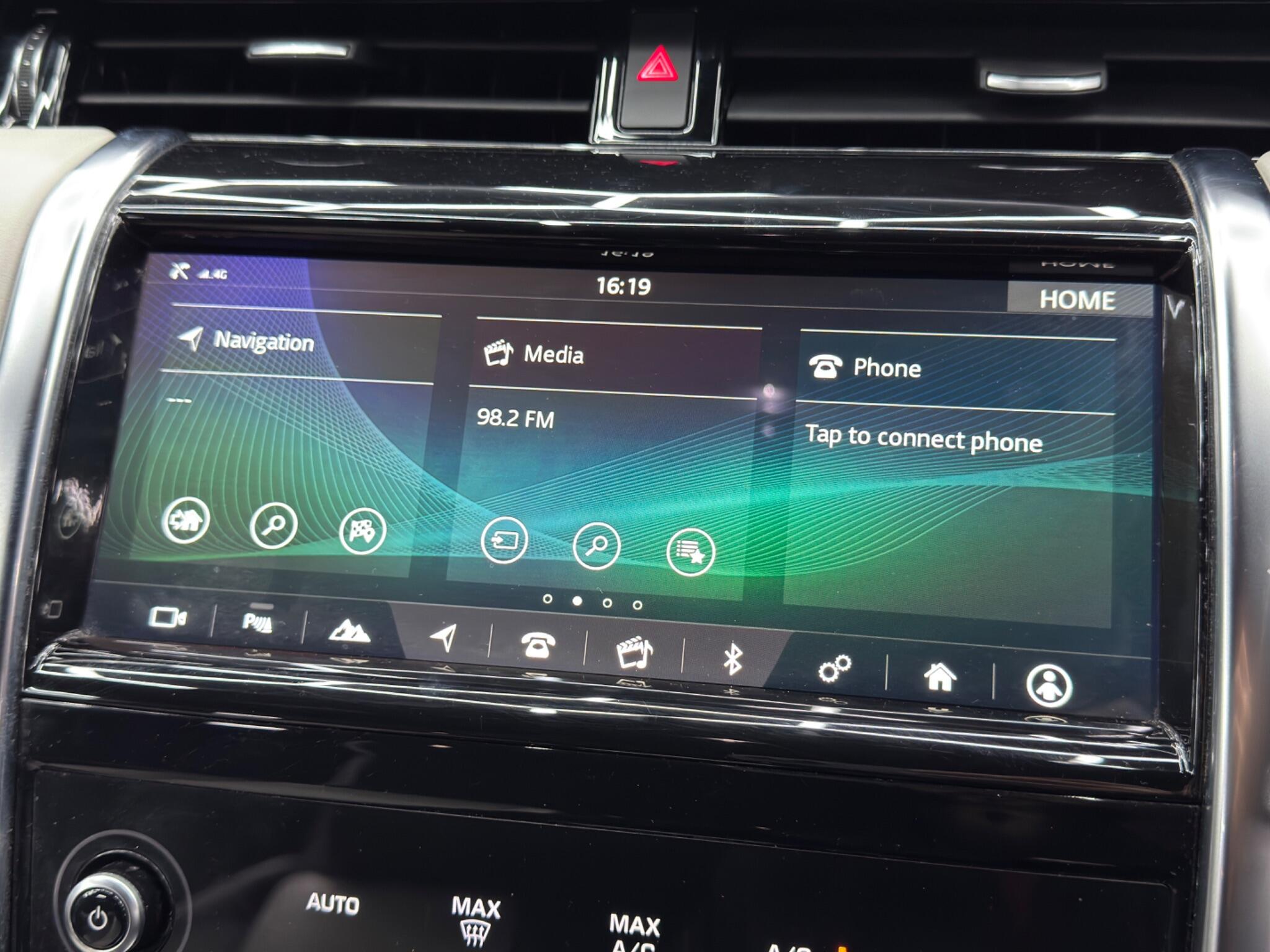 Land Rover Discovery Sport view 30