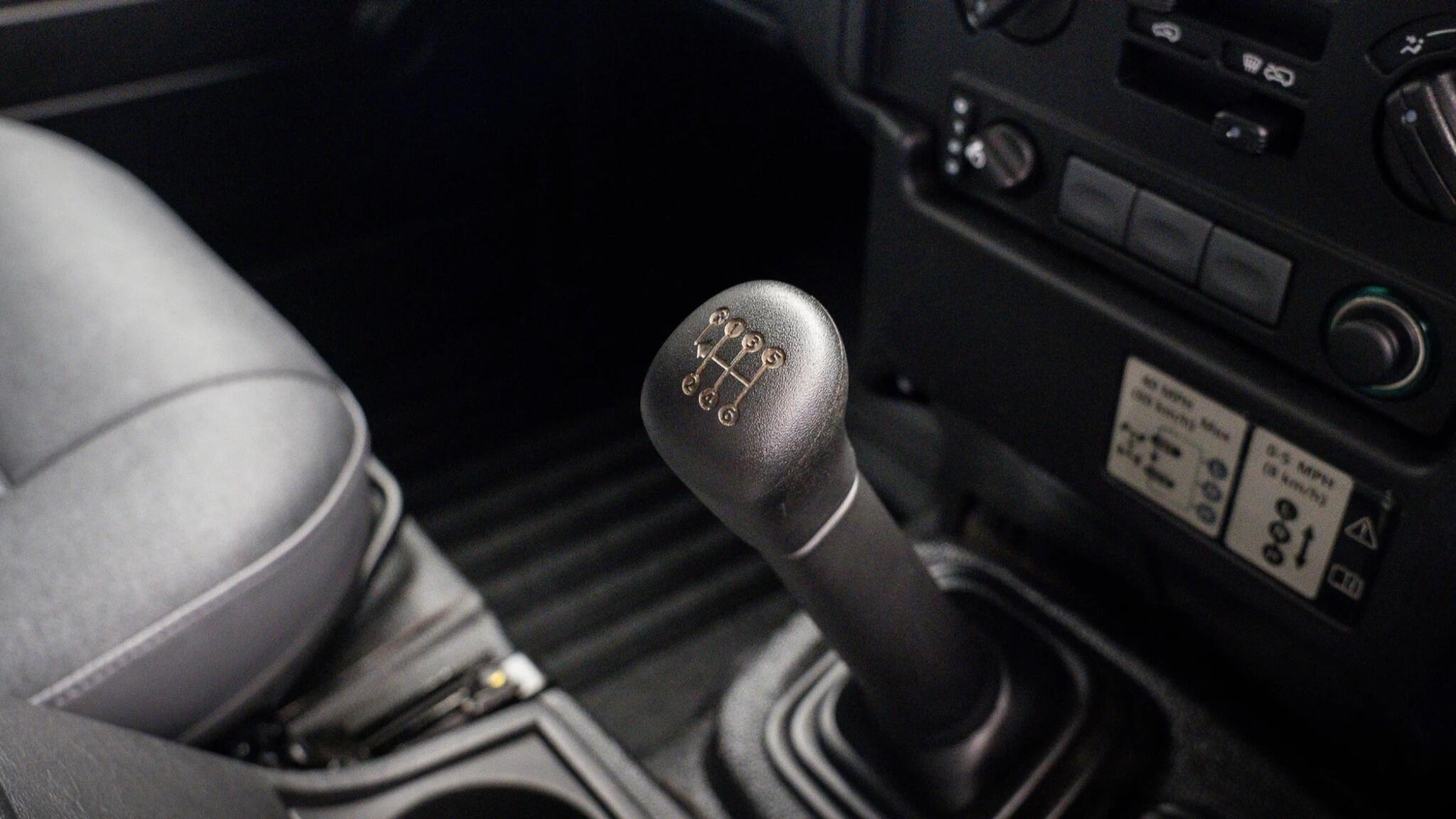 Land Rover Defender 90 view 10