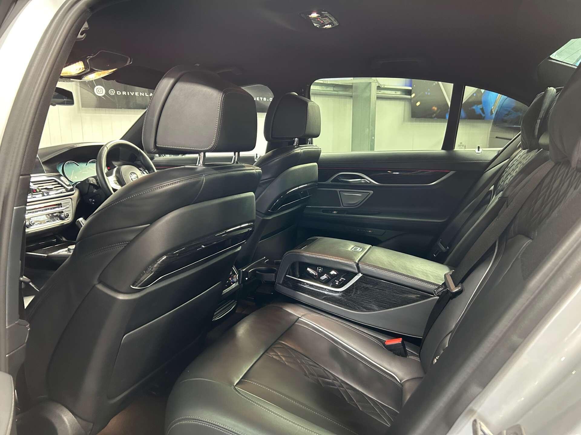 BMW 7 Series view 33