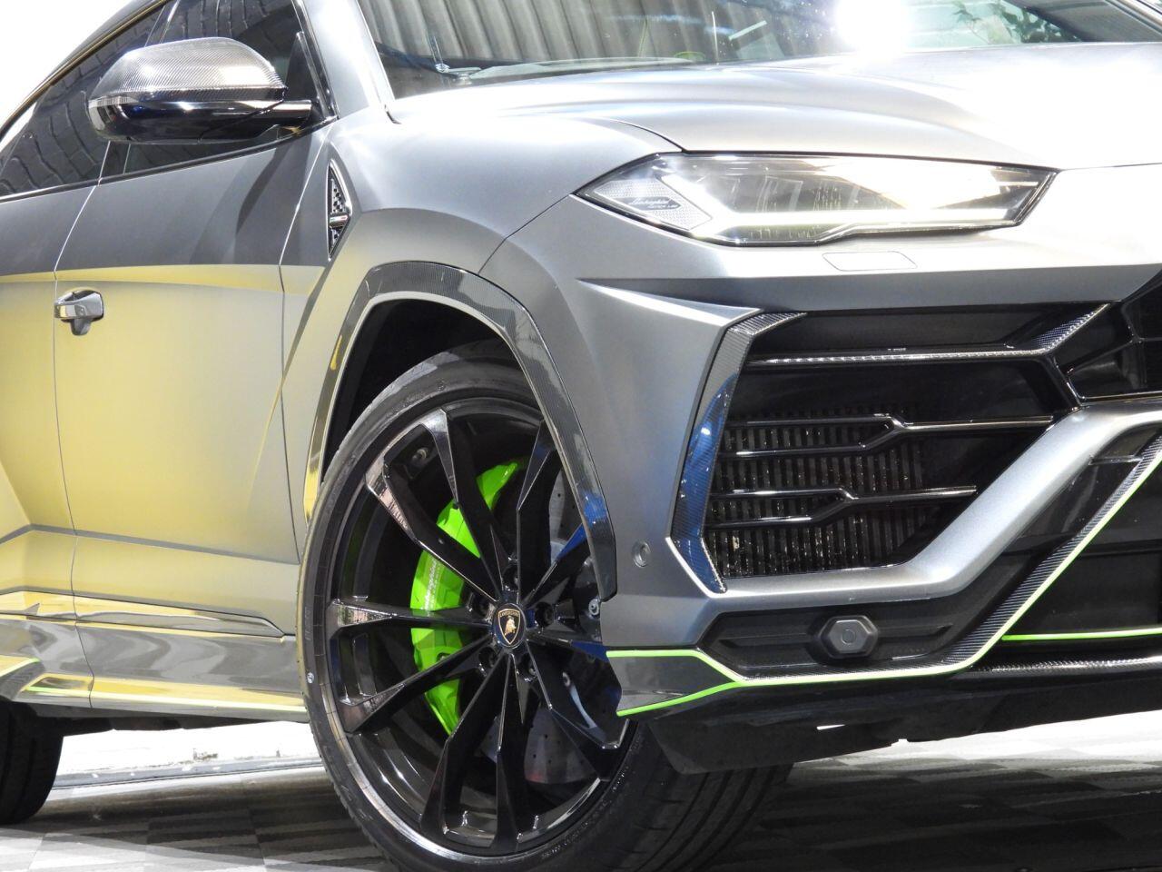Lamborghini Urus view 6