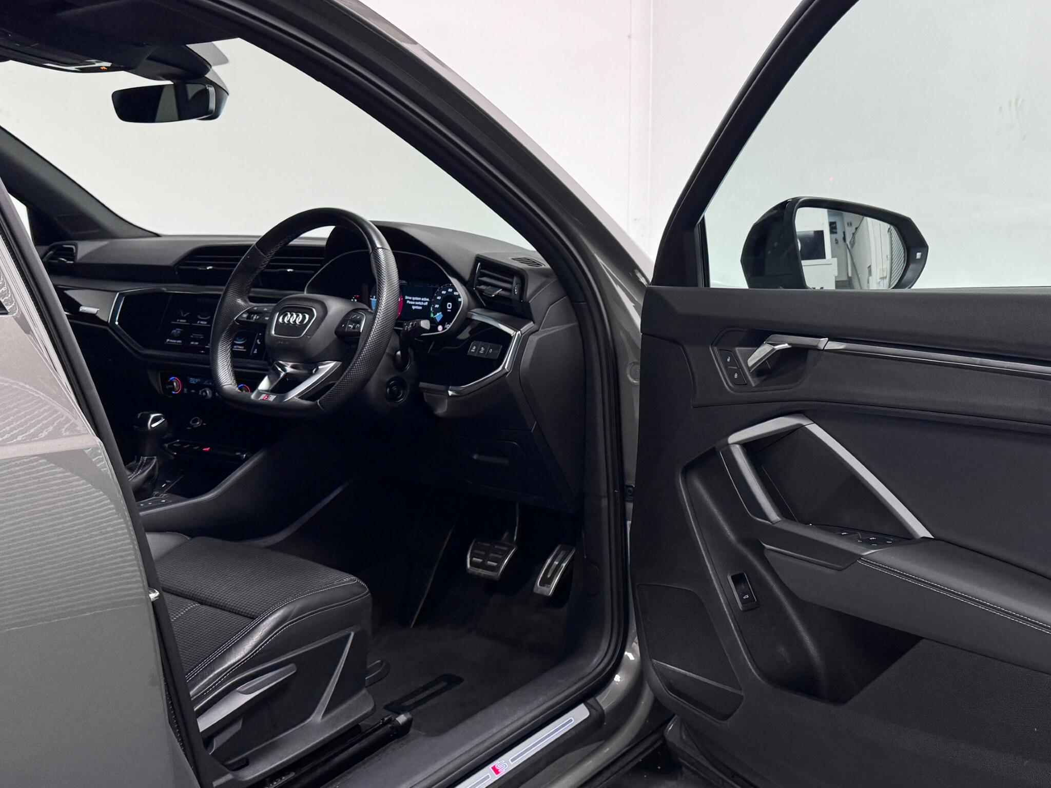 Audi Q3 view 30