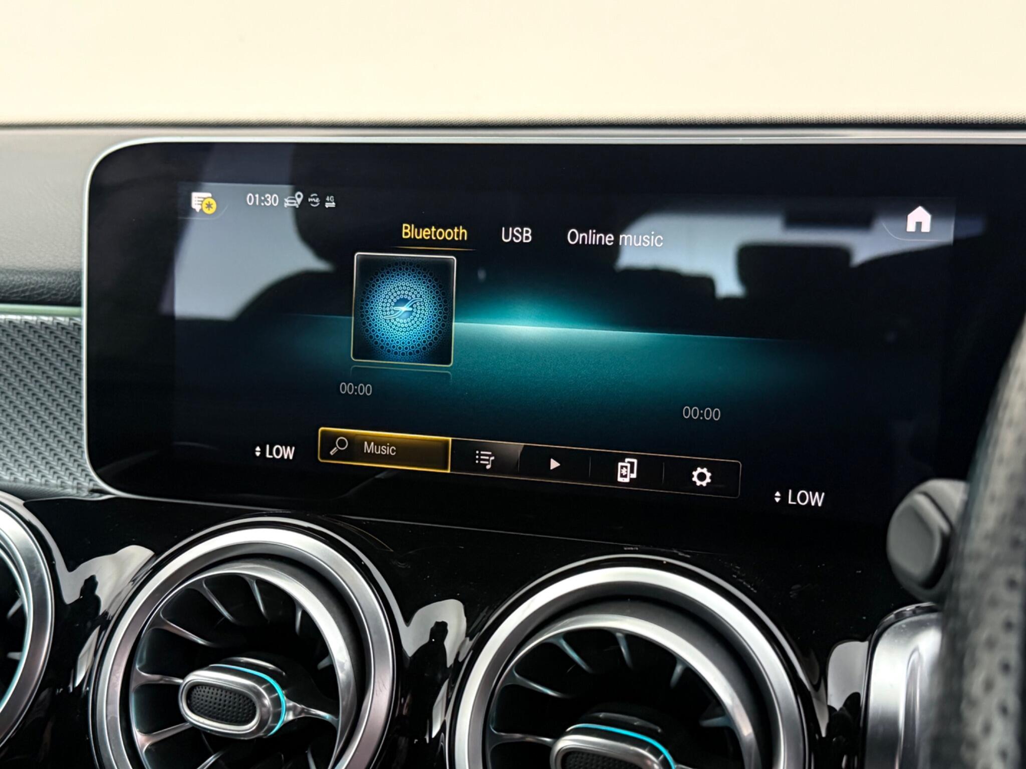 Mercedes-Benz GLB view 29