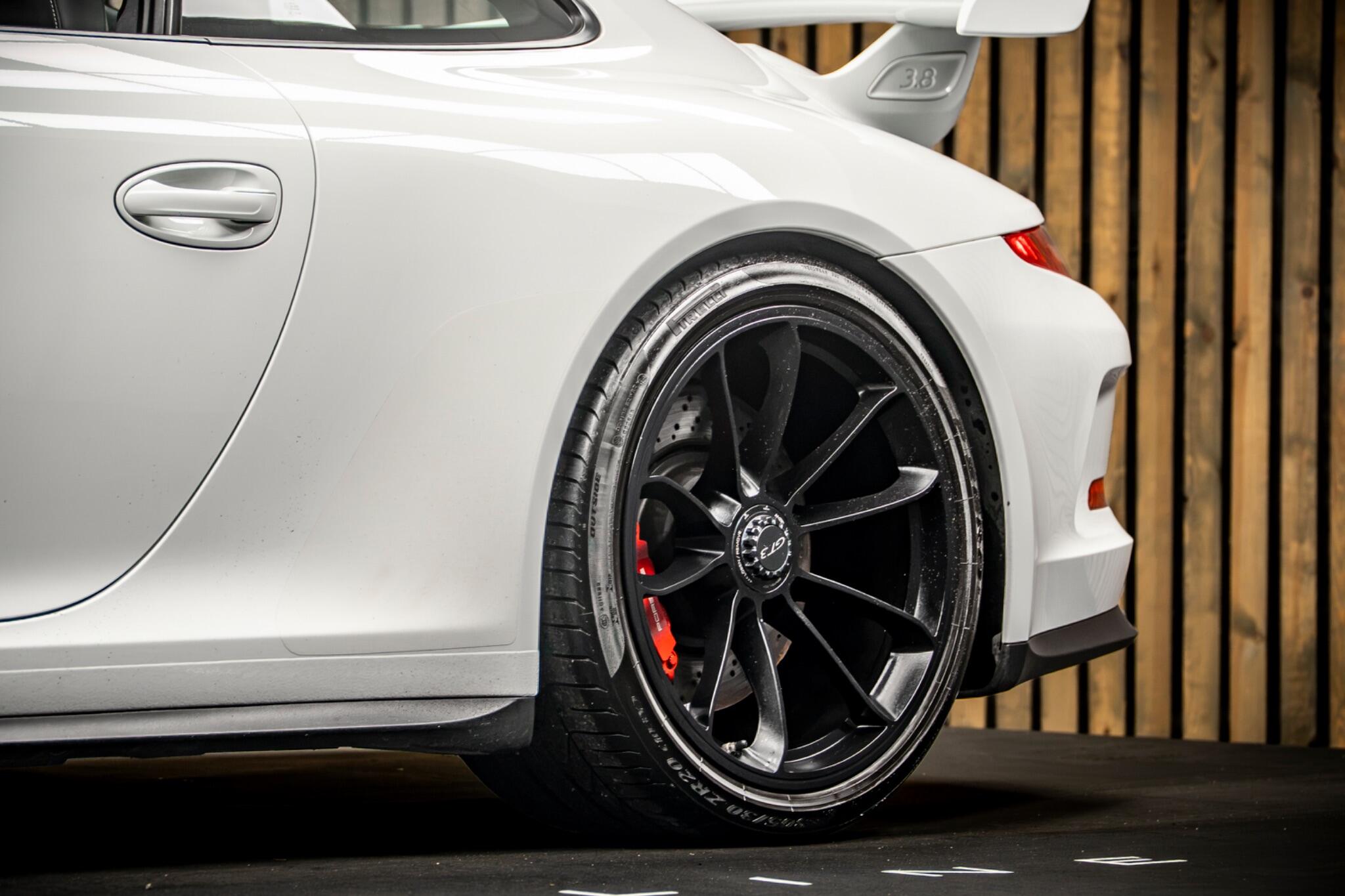 Porsche 911 view 17