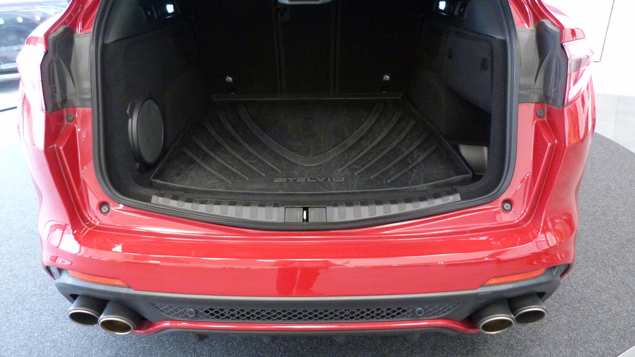 Alfa Romeo Stelvio view 40