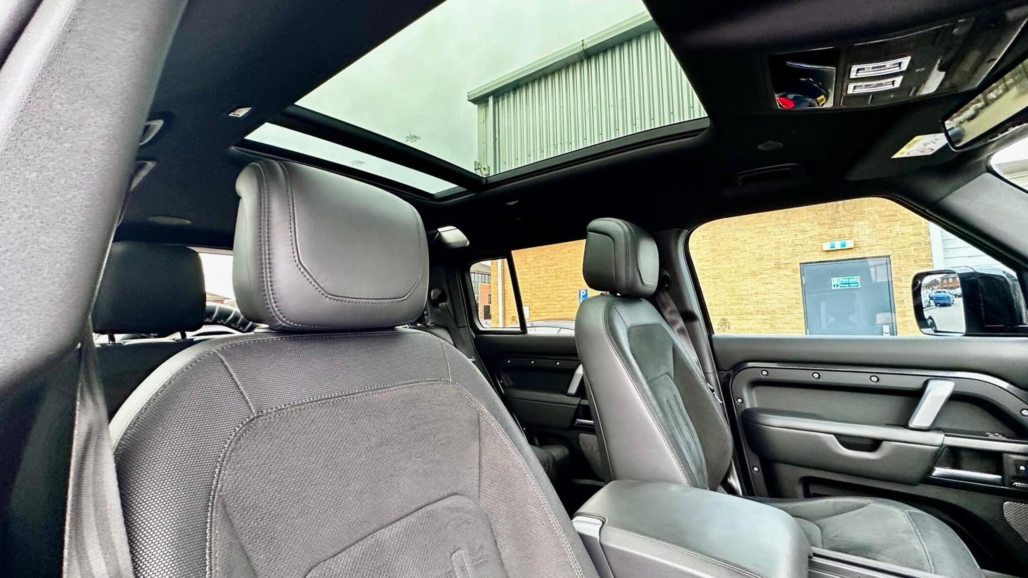Land Rover Defender 110 view 50