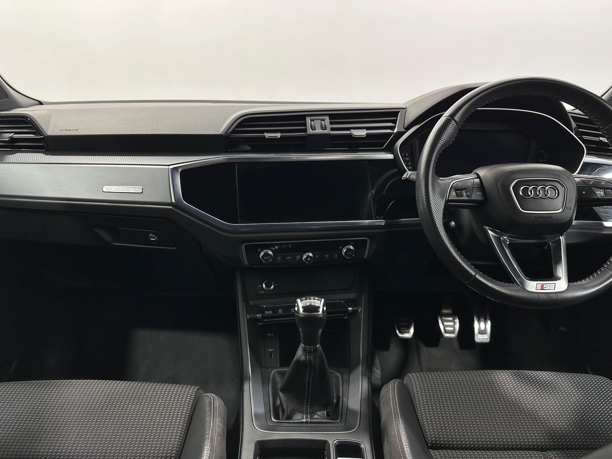 Audi Q3 view 20