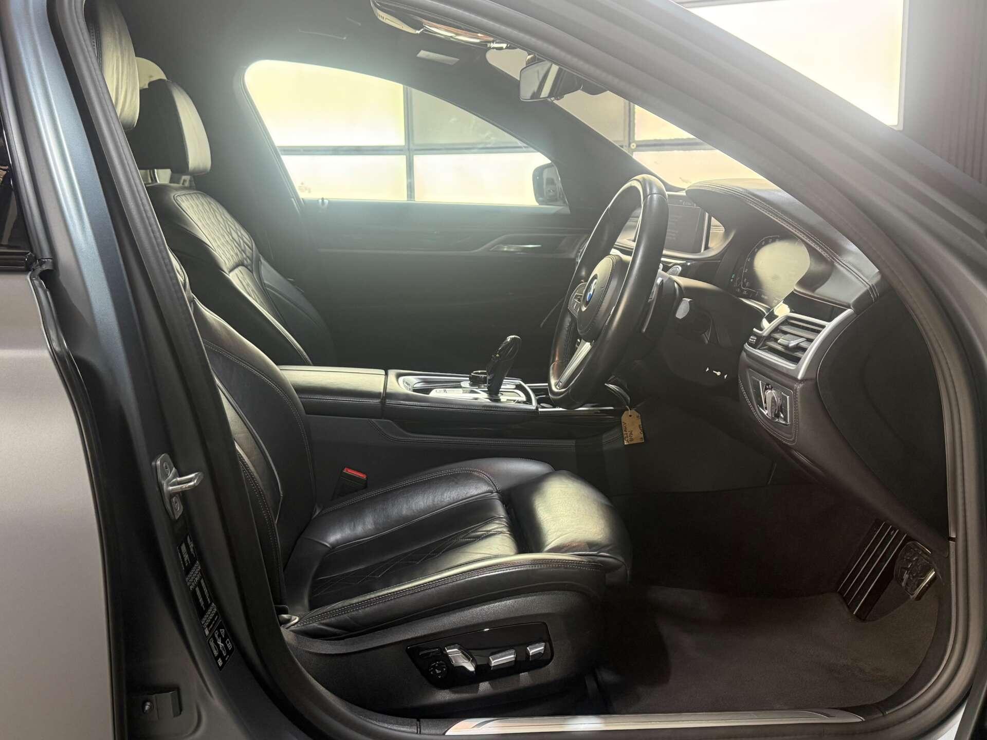 BMW 7 Series view 29