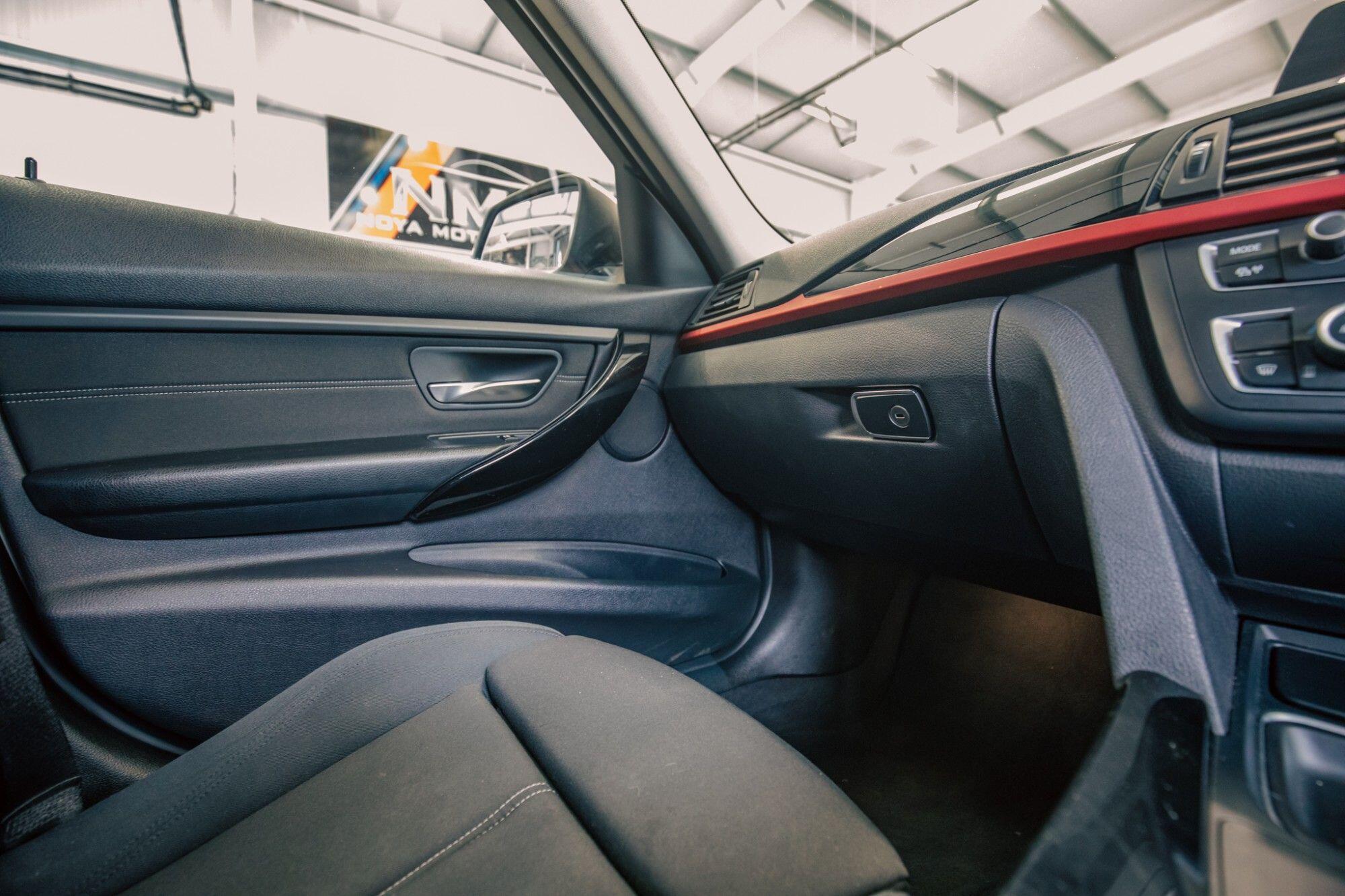BMW 3 Series view 24