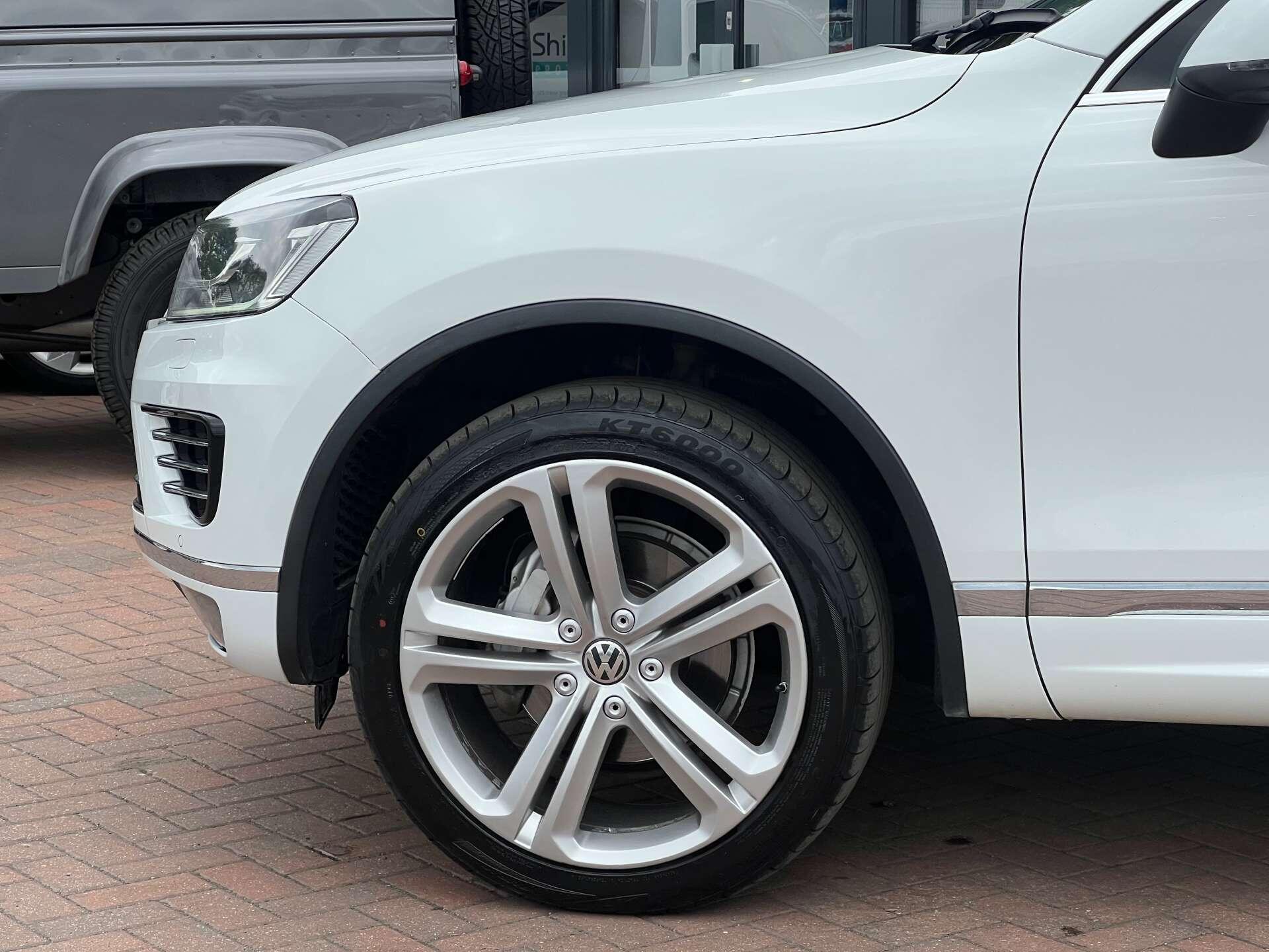 Volkswagen Touareg view 13