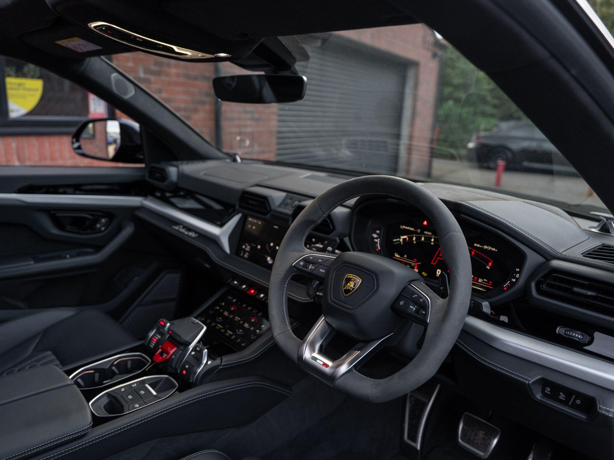 Lamborghini Urus view 34