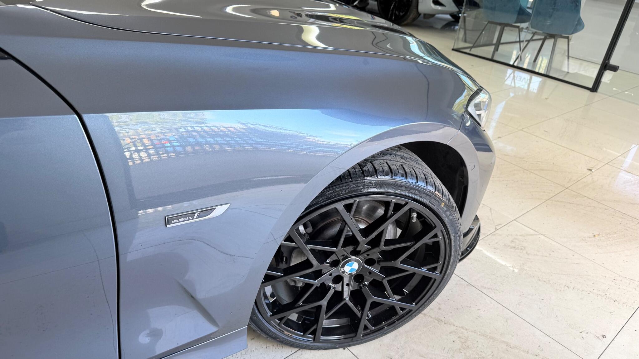 BMW 3 Series view 25