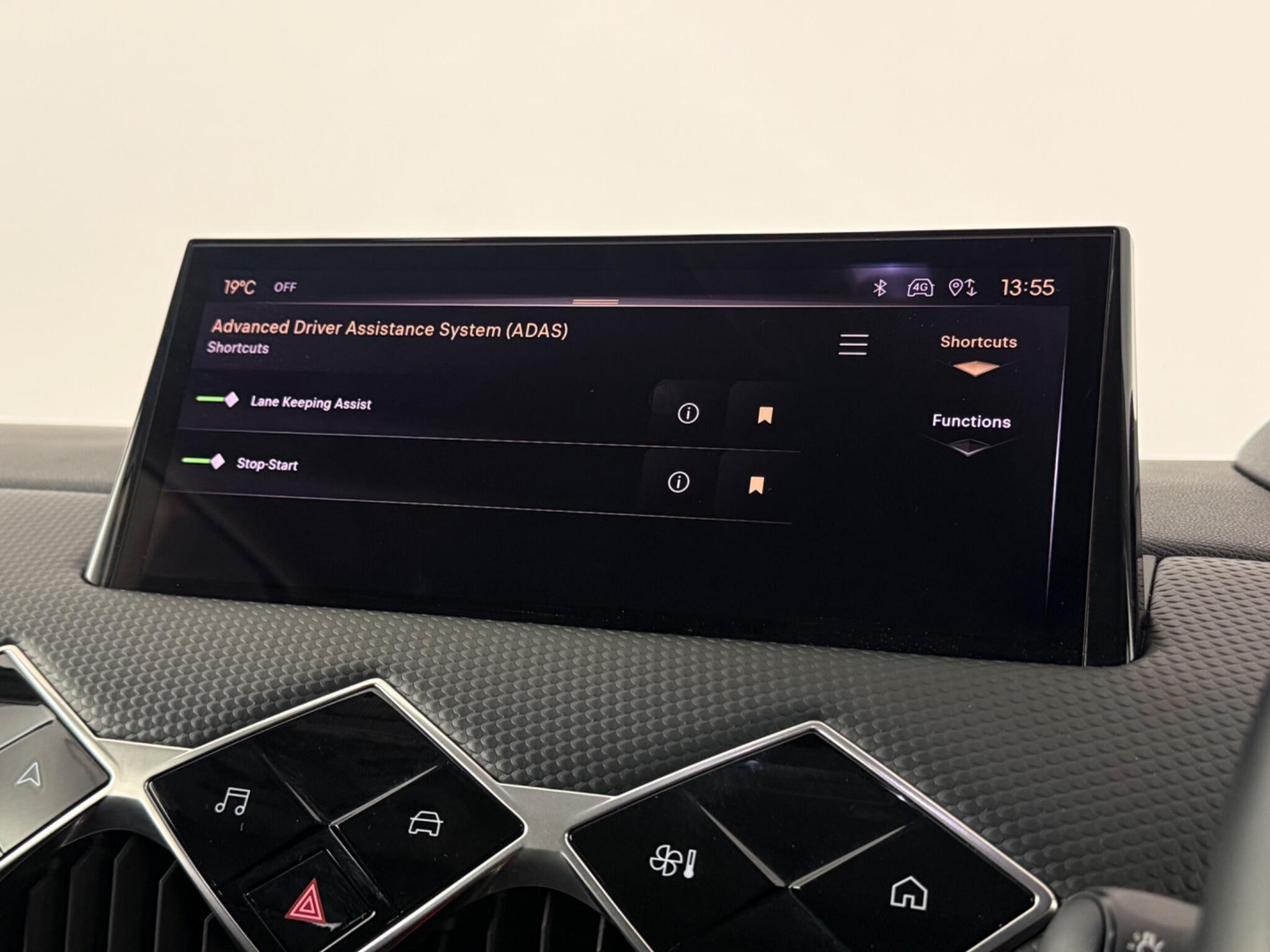 DS Automobiles DS 3 view 28