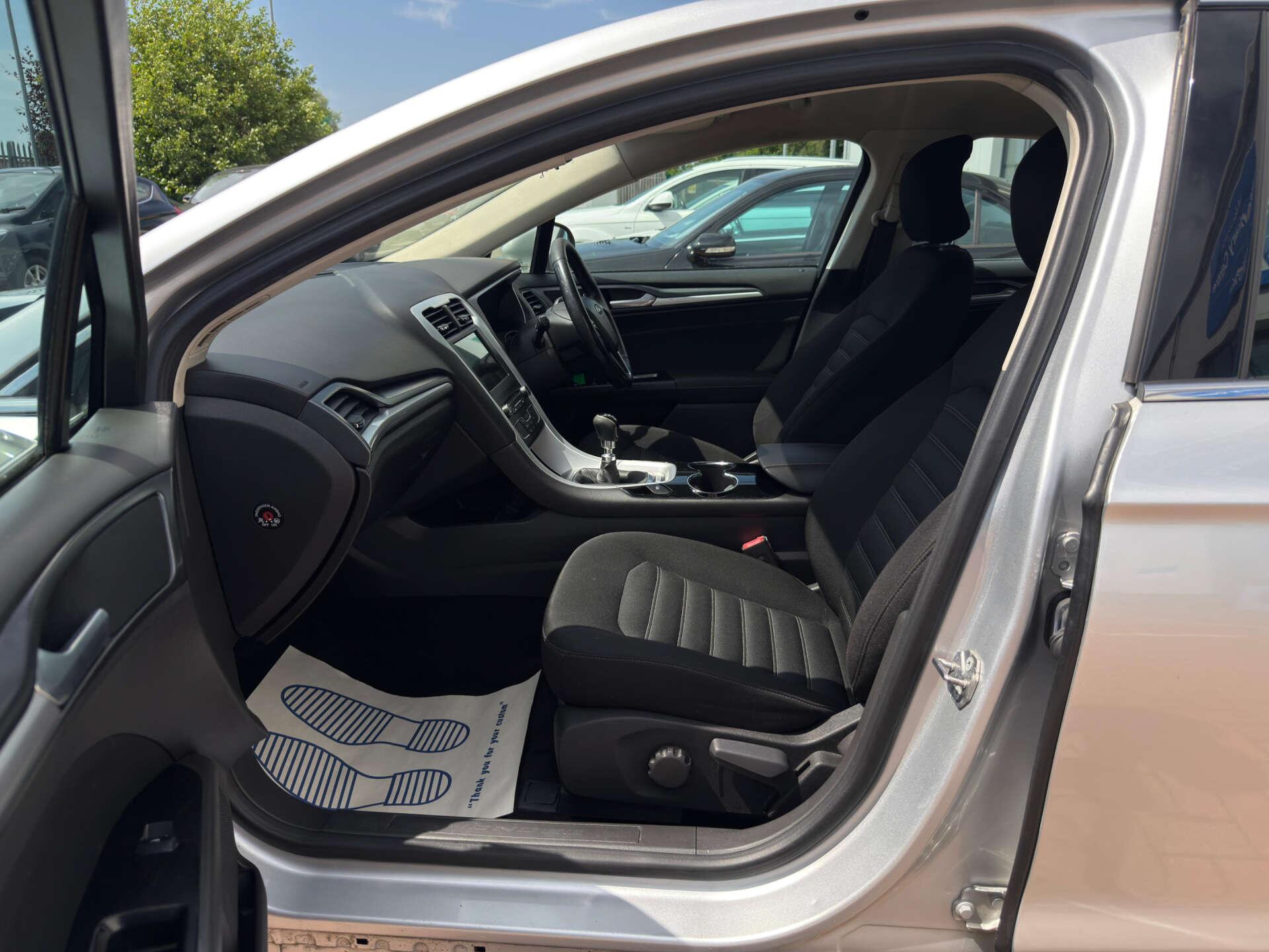 Ford Mondeo view 38