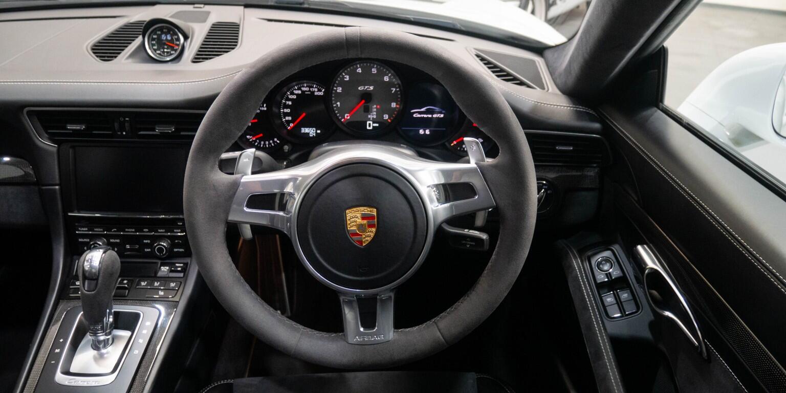 Porsche 911 view 22