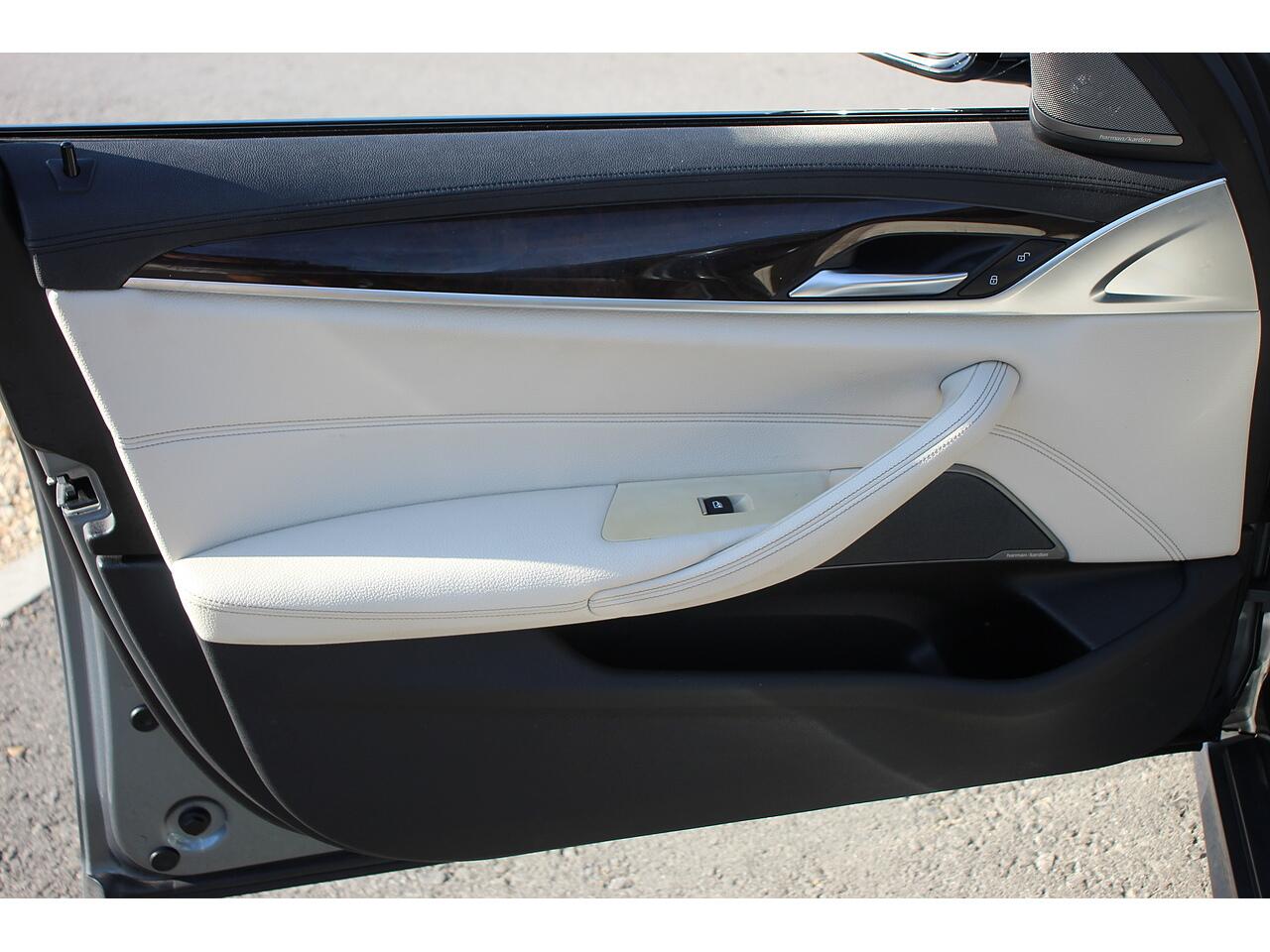 BMW 5 Series view 33