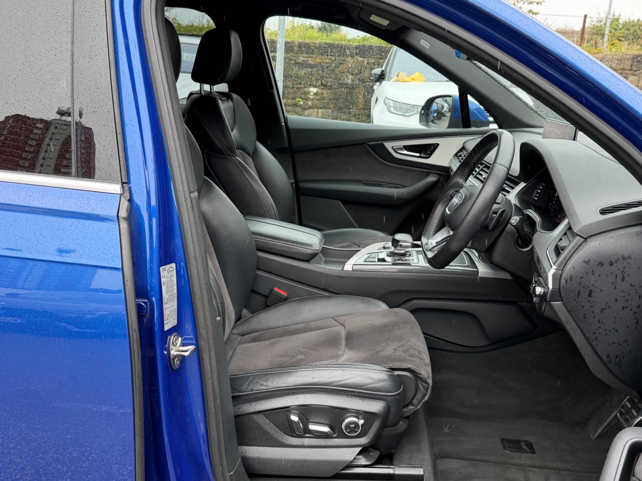 Audi Q7 view 14