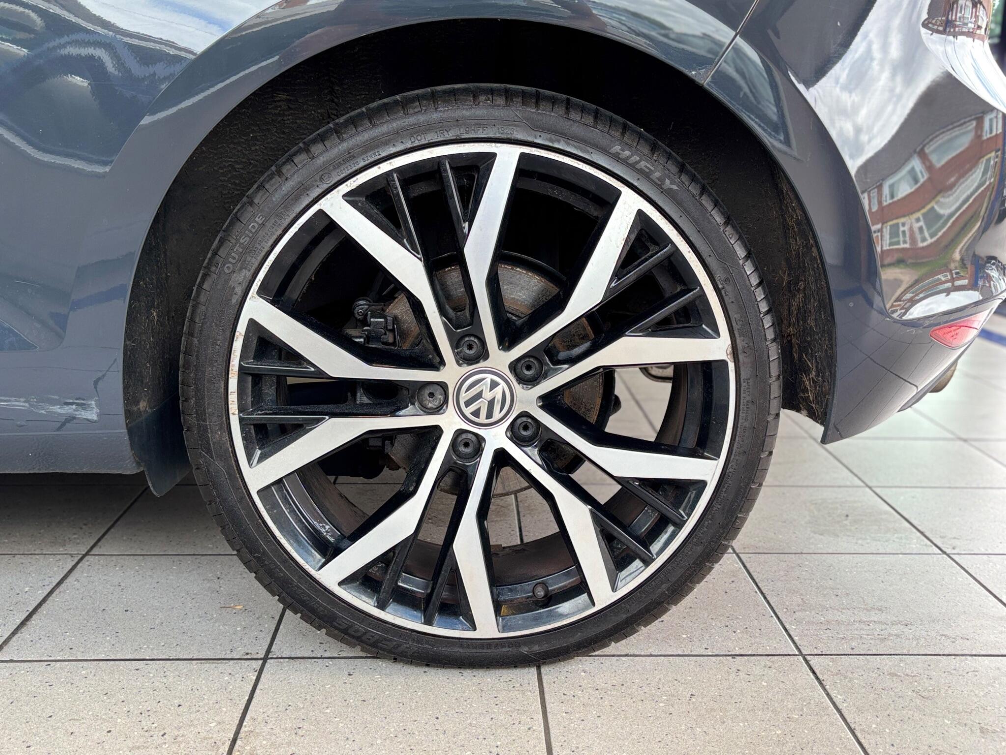 Volkswagen Golf view 17