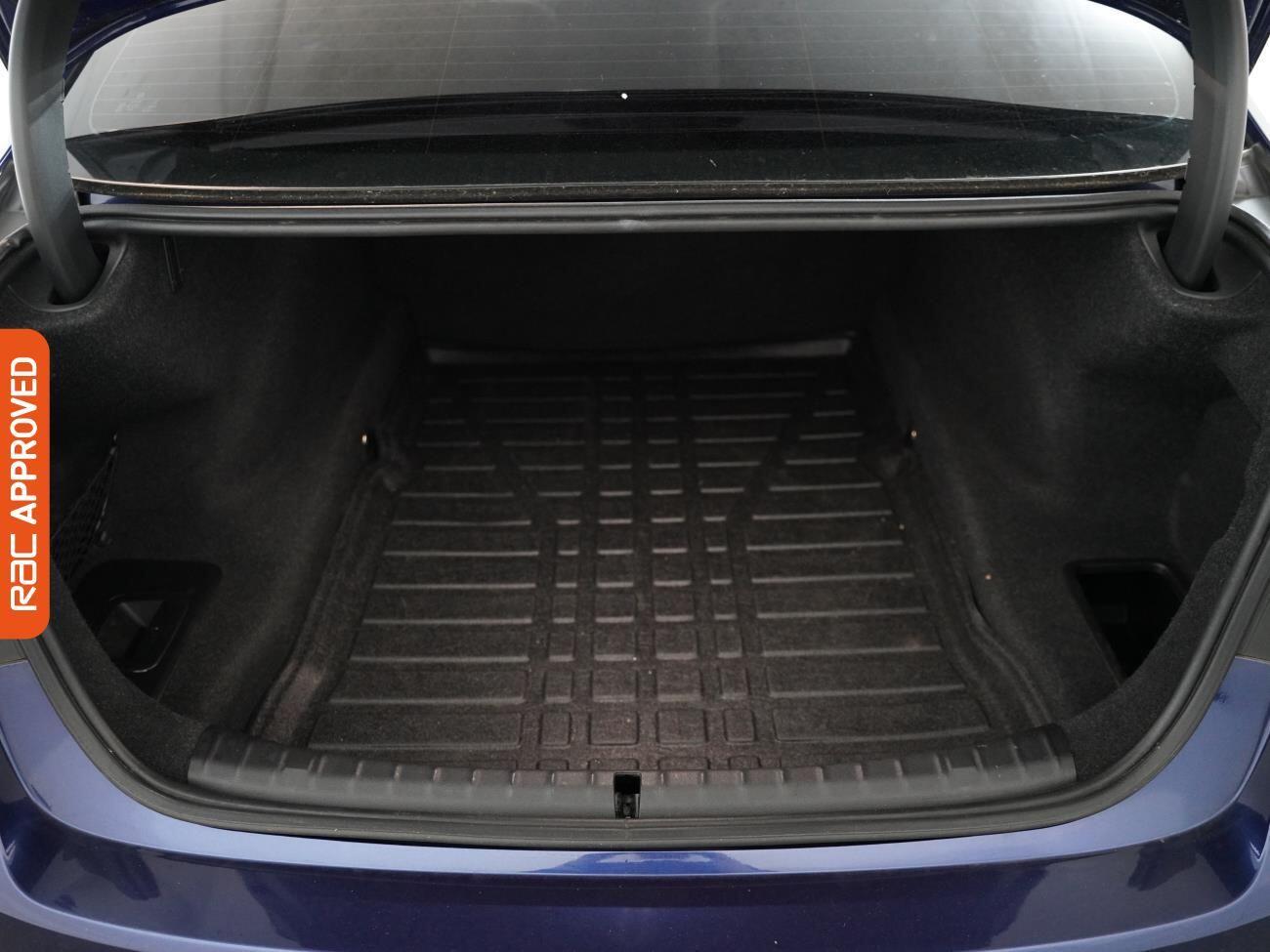 BMW 5 Series view 26