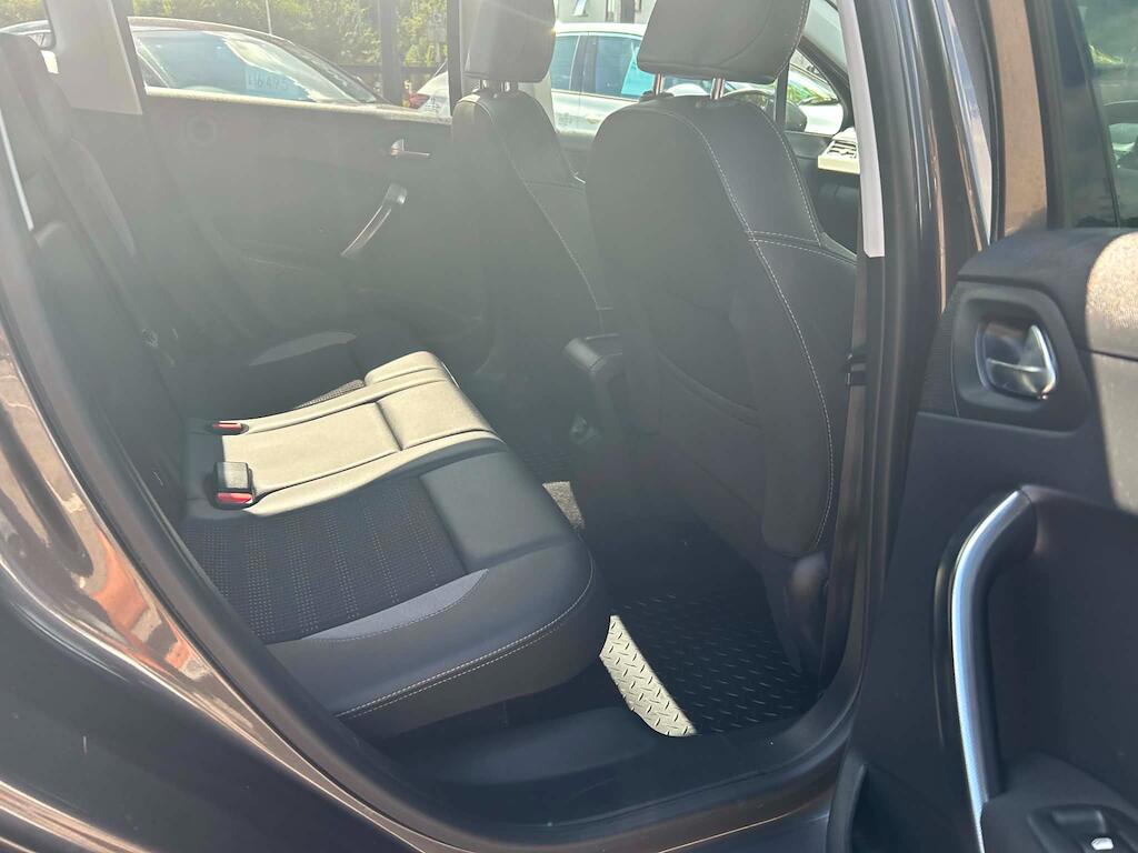 Peugeot 2008 view 11