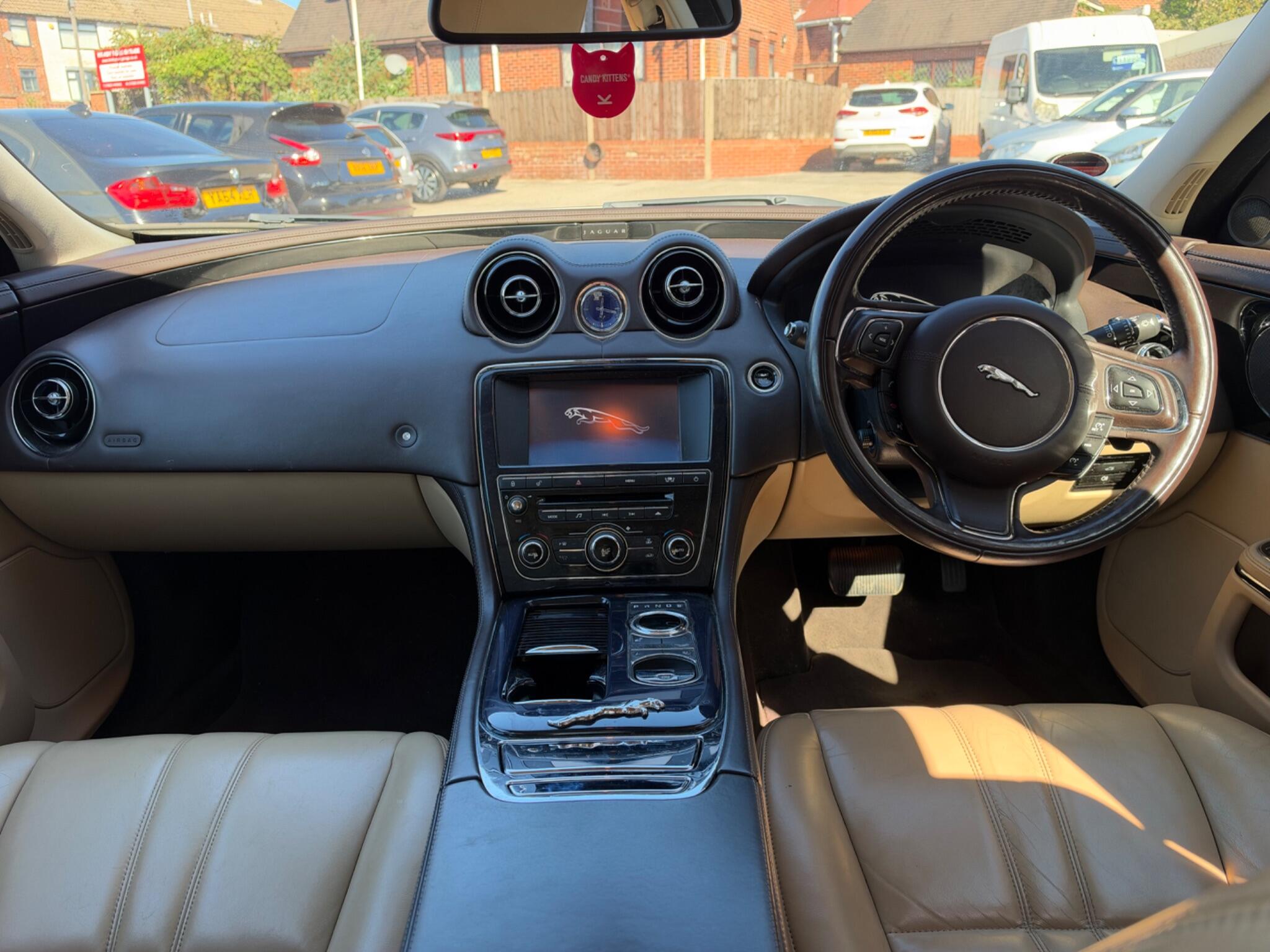 Jaguar XJ view 9