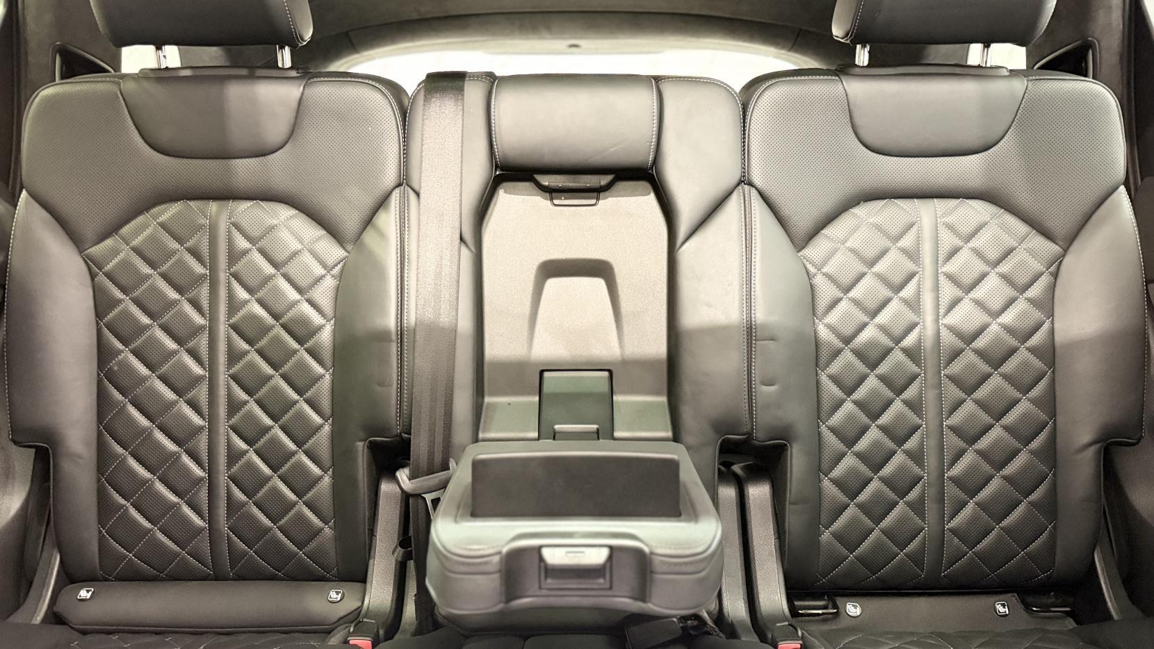 Audi Q7 view 10