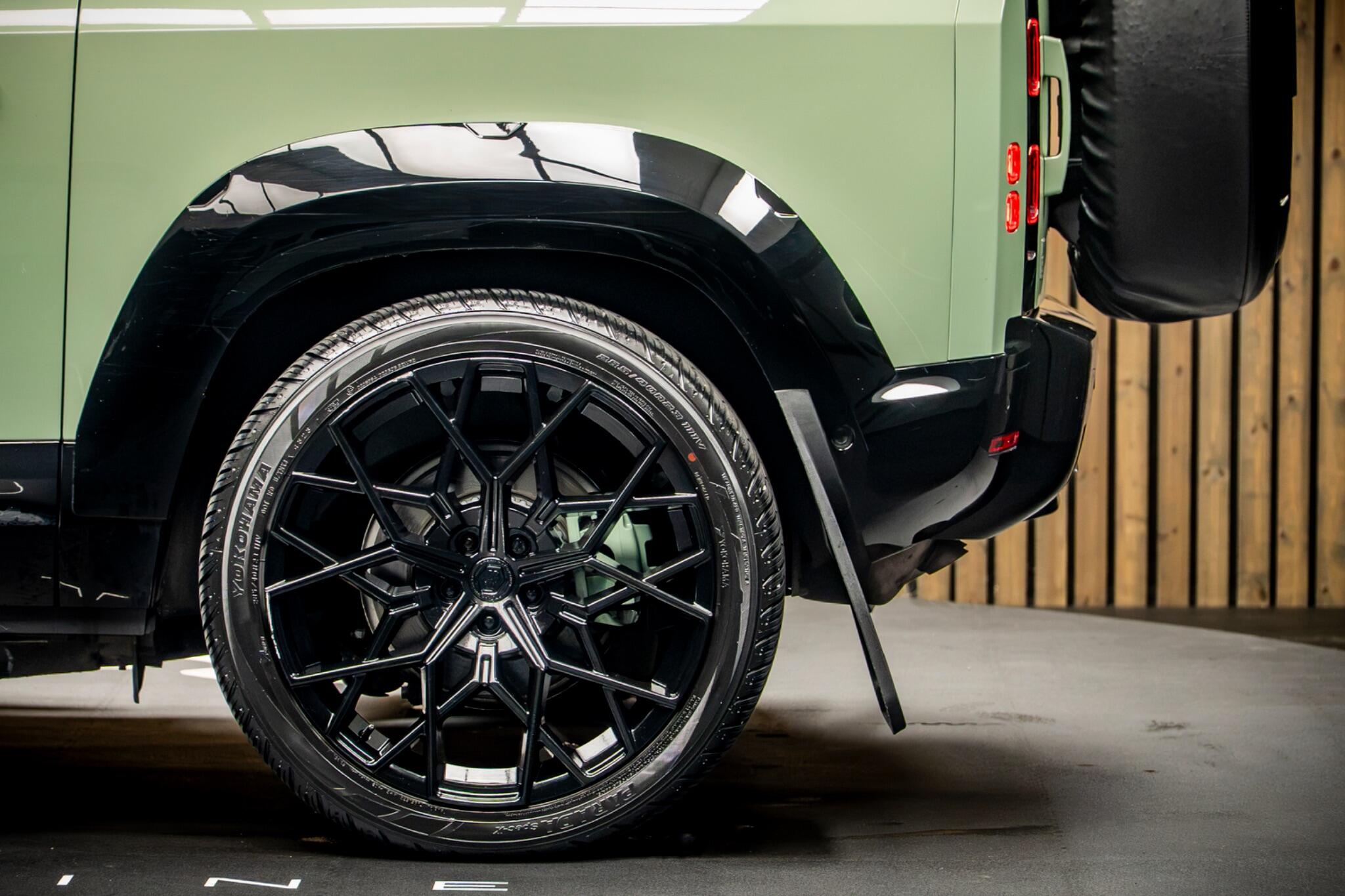 Land Rover Defender view 18