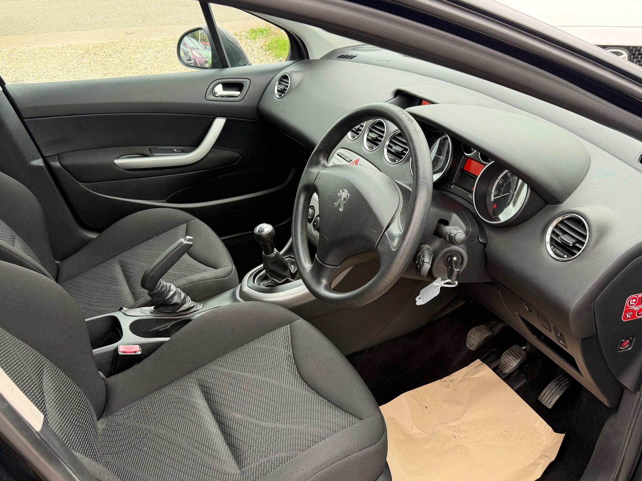 Peugeot 308 view 2